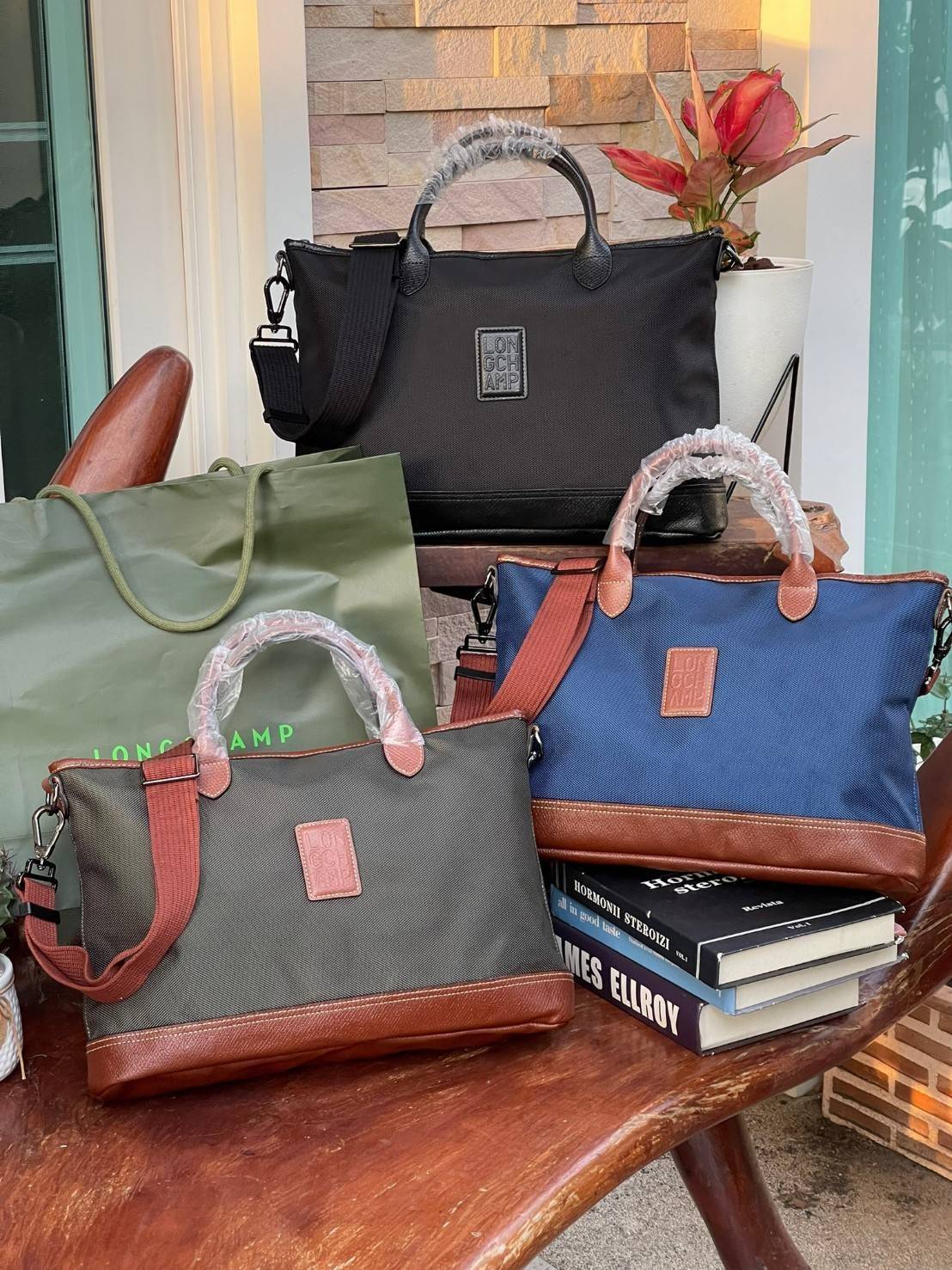 LONGCHAMP BOXFORD TRAVEL BAG M กระเป๋าเดินทางขนาดกลาง มาพร้อมสายสะพายที่สามารถถอดได้ ให้คุณเลือกสะพายไหล่หรือถือได้ มีซิปรูดเปิดปิดกระเป๋าที่ให้คุณมั่นใจได้ว่าคุณจัดเก็บไอเท็มของคุณได้อย่างมิดชิด บ็อคฟอร์ด (BOXFORD) สะท้อนความเป็นเอกลักษณ์ของแบรนด์ที่เปี่