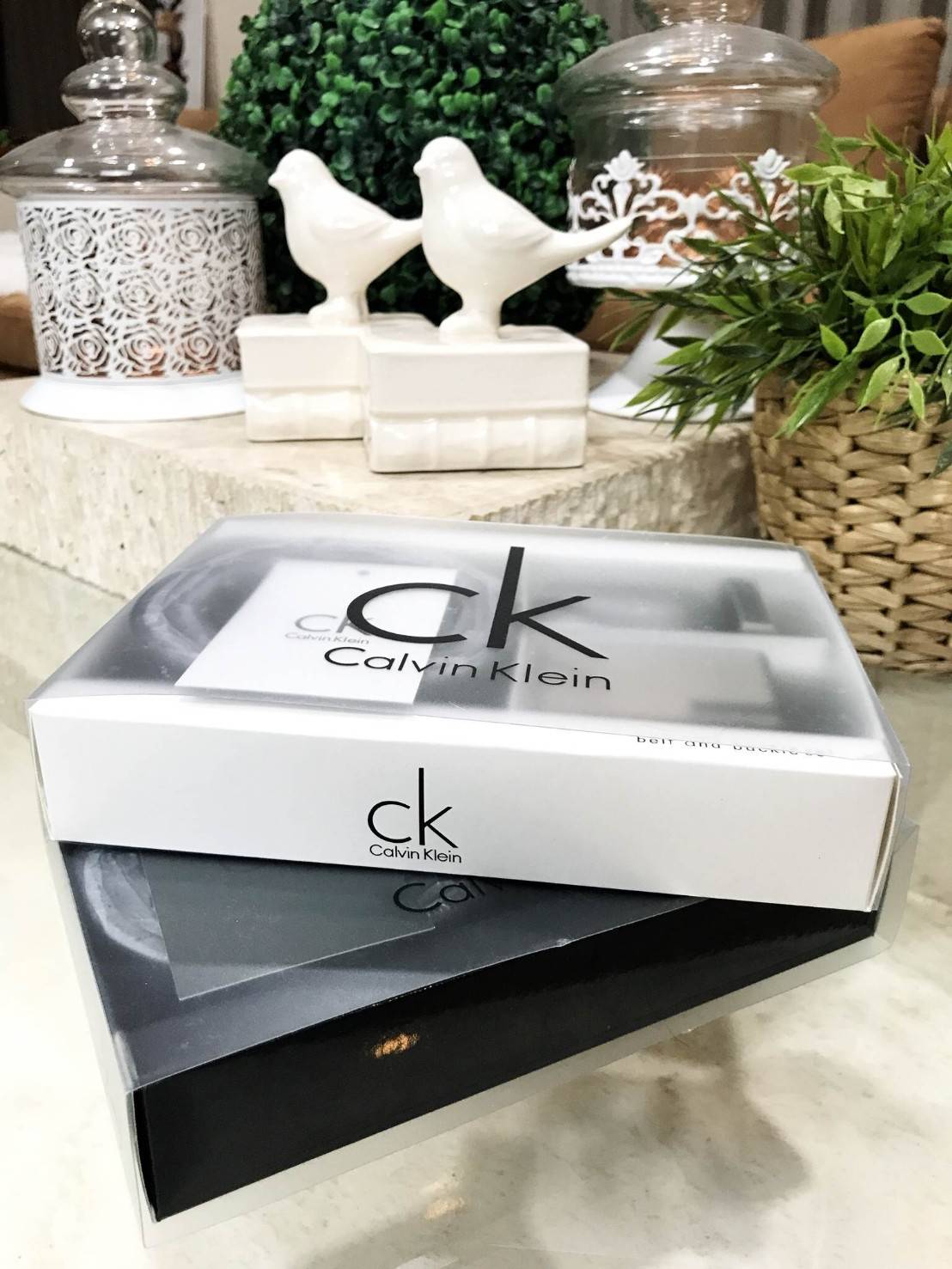 ห้ามพลาด! เซทสุดคุ้ม! ซื้อ1ได้ถึง2! CALVIN KLEIN REAL LEATHER BELT VALUE PACK Limited Edition เข็มขัดหนังแท้ พร้อมหัวเข็มขัด2แบบคุณภาพดีตามแบบฉบับของแบรนด์ สายเข็มขัดสามารถกลับด้านใช้ได้ทั้งสีดำและสีน้ำตาลเหมือนมี2เส้น2หัวสลับใช้ได้ไม่จำเจ มาพร้อมถุงกระดา