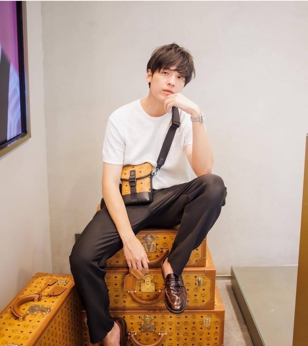 M.C.M Small Aren N/S Crossbody in Visetos Cognac คอลใหม่เอาใจหนุ่มๆ สั่งก่อนหล่อก่อนน้าา!! กับกระเป๋าสะพายข้างสุดชิค ที่ดูดีมีเสน่ห์มากๆ เห็นแล้วก็ต้องหลงแน่นอน