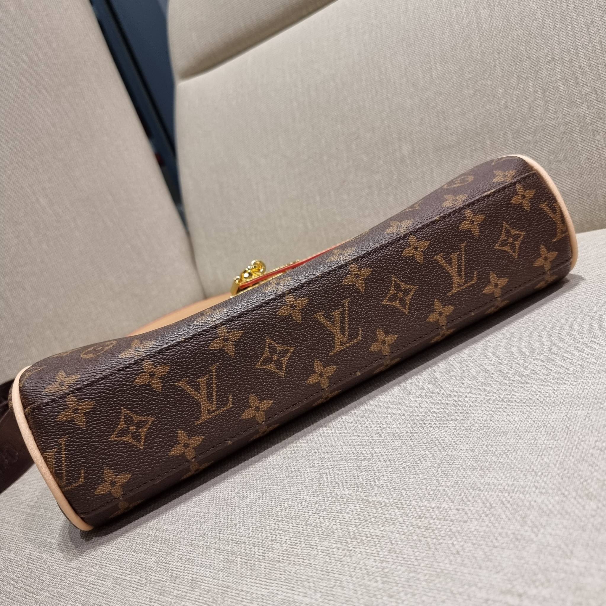 LV MONOGRAM SHOULDER BAG กระเป๋าสะพายทรงสวย ใบใหญ่กำลังดี รับรองว่าจุจริง ดีไซน์สายคาดตกแต่ง และปรับทรงได้ เพิ่มดีเทลให้กระเป๋าดูมีลูกเล่นขึ้น วัสดุหนังแคนวาส มาพร้อมหูจับในตัว และยังมีสายครอสสปอร์ตให้อีกเส้น เปิด-ปิดด้วยอะไหล่บิดล็อค ภายในโล่งกว้างมาก ใส