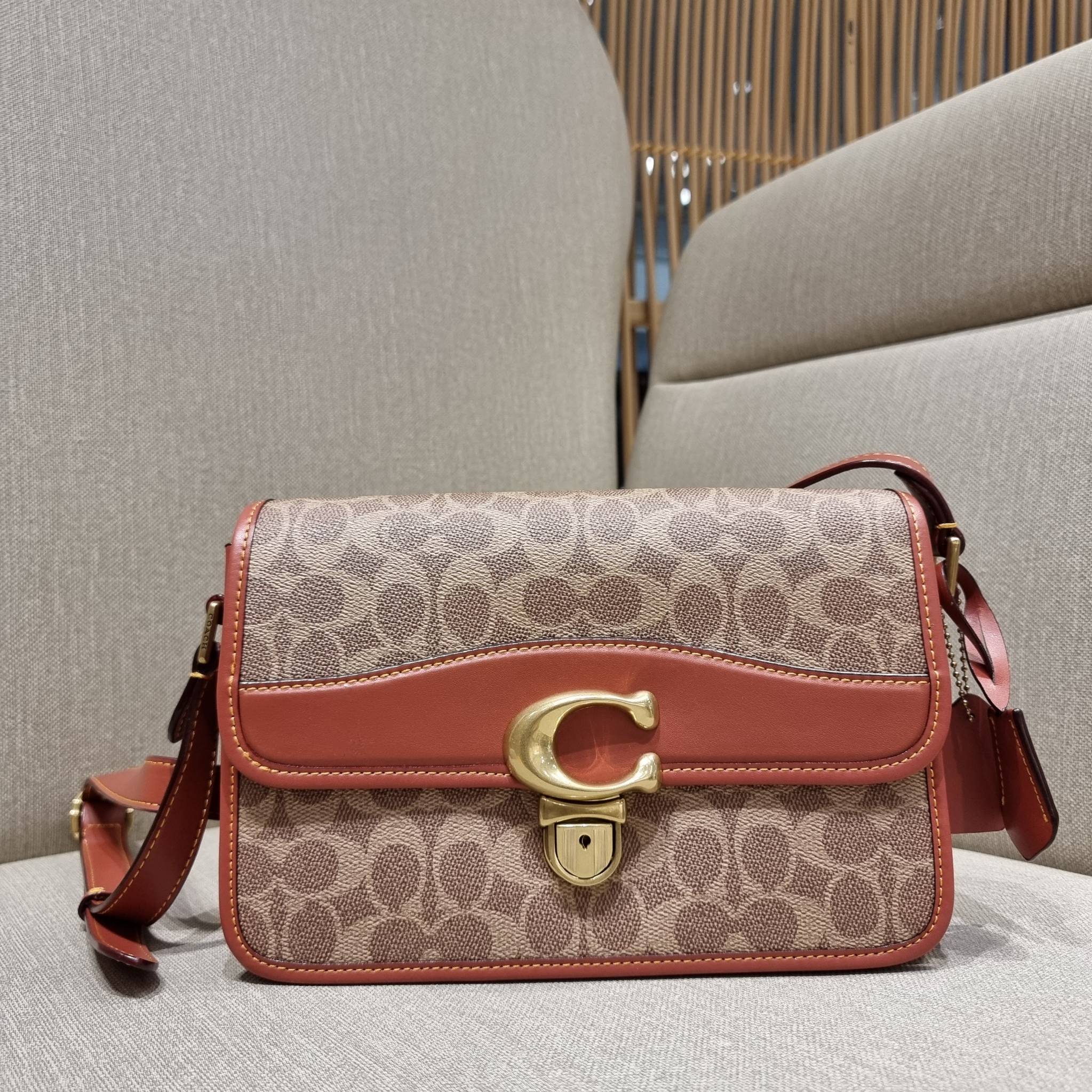 OUTLET 】COACH STUDIO SHOULDER BAG IN SIGNATURE CANVAS (C6639 C6640) สีใหม่รับความเฮง กับคอลเลคชั่นใหม่สุดอีกหนึ่ง!! มาแบบเลิศๆหรูๆมากแม่ กระเป๋าสะพายข้างลุคไฮน์ ที่ดีไซน์ออกมาได้ปัง และดูแพงมากๆ ด้วยดีเทลคลาสสิคผสานความเป็นเอกลักษณ์ เรียบง่ายแต่แฝงความมีด