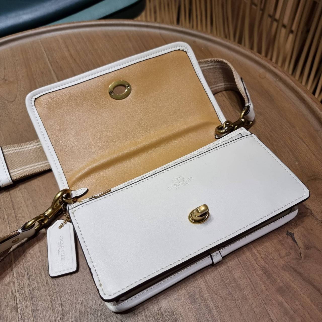 COACH C3824 FOLDOVER CROSSBODY CLUTCH IN SIGNATURE JACQUARD คลัทช์เก๋ๆที่สาวๆตามหา 2IN1 ไปอีกหนึ่ง!! กระเป๋าสะพายทรงคลัชท์ ใช้งานได้ถึง 2 แบบ จะพกเดี่ยวๆแทนกระเป๋าสตางค์ หรือคล้องสายสะพายข้าง สะพายชิคๆคูลๆ ก็ได้อีก มันดีงามมากทุกสี เพราะความละมุนของผ้า ja