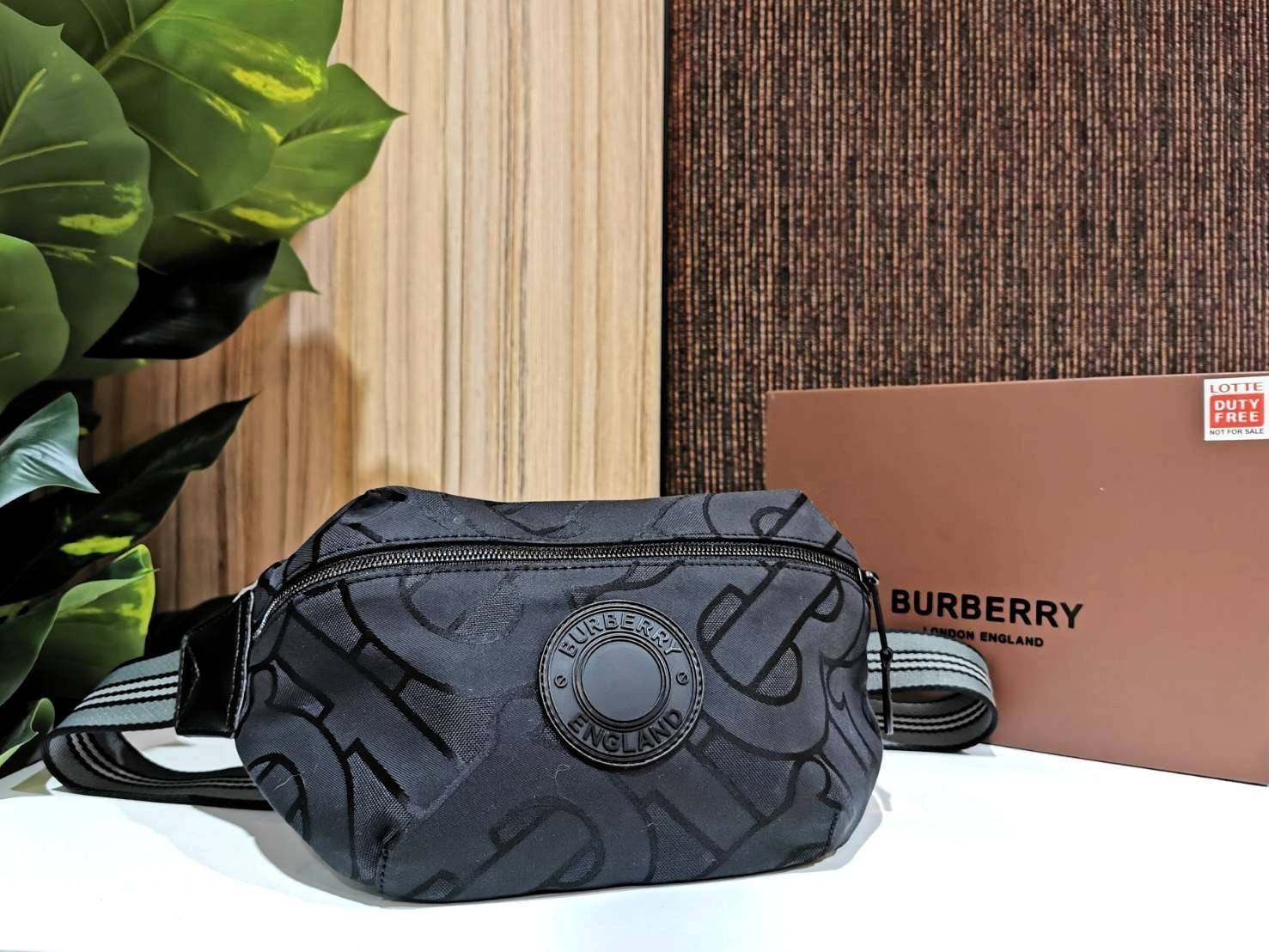BURBERRY FRAGRANCES MONOGRAM BELT BAG VIP GIFT WITH PURCHASE (GWP) กระเป๋าพรีเมี่ยมกิ๊ฟ Limited จากน้ำหอม BURBERRY วัสดุ100%POLYAMIDE (Nylon & Canvas) น้ำหนักเบามีโลโก้ด้านหน้าเปิดปิดด้วยซิปหัวซิปแบรนด์ ด้านหลังมีช่องซิป ภายในมีโลโก้ใช้ใส่มือถือ กระเป๋าสต