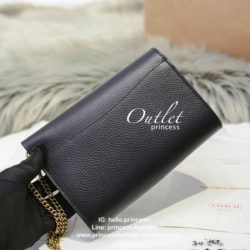 Coach Tabby Chain Clutch Detail : กระเป๋าทรงสวย สะพาย เป็นcrossbody หรือ จะถือเป็รครัชเก๋ๆ ออกงานก็สวยหรู ดูแพง สายสะพายเป็นสายโซ่แข็งแรง โดดเด่นด้วยหัวกระดุมเปิด ด้วนสัญลักษณ์รูปตัวC กากเพชร สวยยย เด่น และหรูมากๆ ใครยังไม่มี รีบซื้อเก็บไว้สักใบ หรือ เป็น