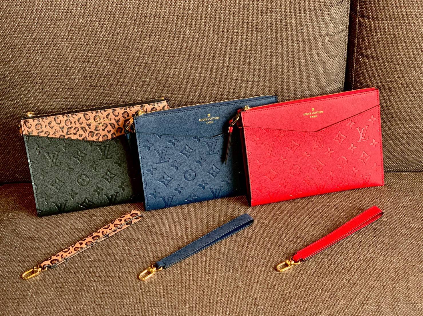 VIP 】จัดสินค้าคุณภาพมาให้สาวๆได้ใช้กันค่าา😘 Louis Vuitton Pochette Mélanie MM Monogram ใช้ขึ้นเครื่องได้เลย✈️ ✔️กระเป๋า ทรงคลัท แบบมีสายคล้องมือ ถอดออกได้หนึ่งสาย ✔️หนังแท้หนา ลายหนังพิมพ์ลายแบรนด์ได้สวยงามมากๆค่ะ