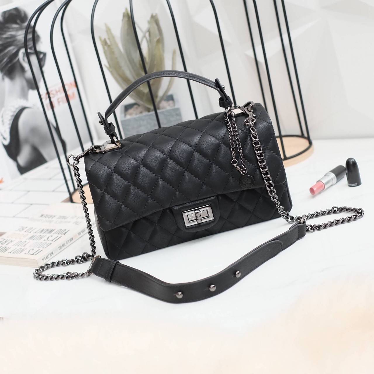 รุ่นขายดี KEEP รุ่น Coco chain handbag ✨ Collectionใหม่ตัวกระเป๋าผลิตจากหนัง Microfiber สวย ทนขึ้นกว่าเดิม การตัดเย็บ นิ่ม ฟู ตึง สวยอยู่ทรงตามแบบฉบับของแบรนด์ รุ่นใหม่ตัวนี้ปักลายตารางสวยหรู การเย็บประณีตทุกตาราง อะไหล่สีดำ เงา เกรดพรีเมี่ยม