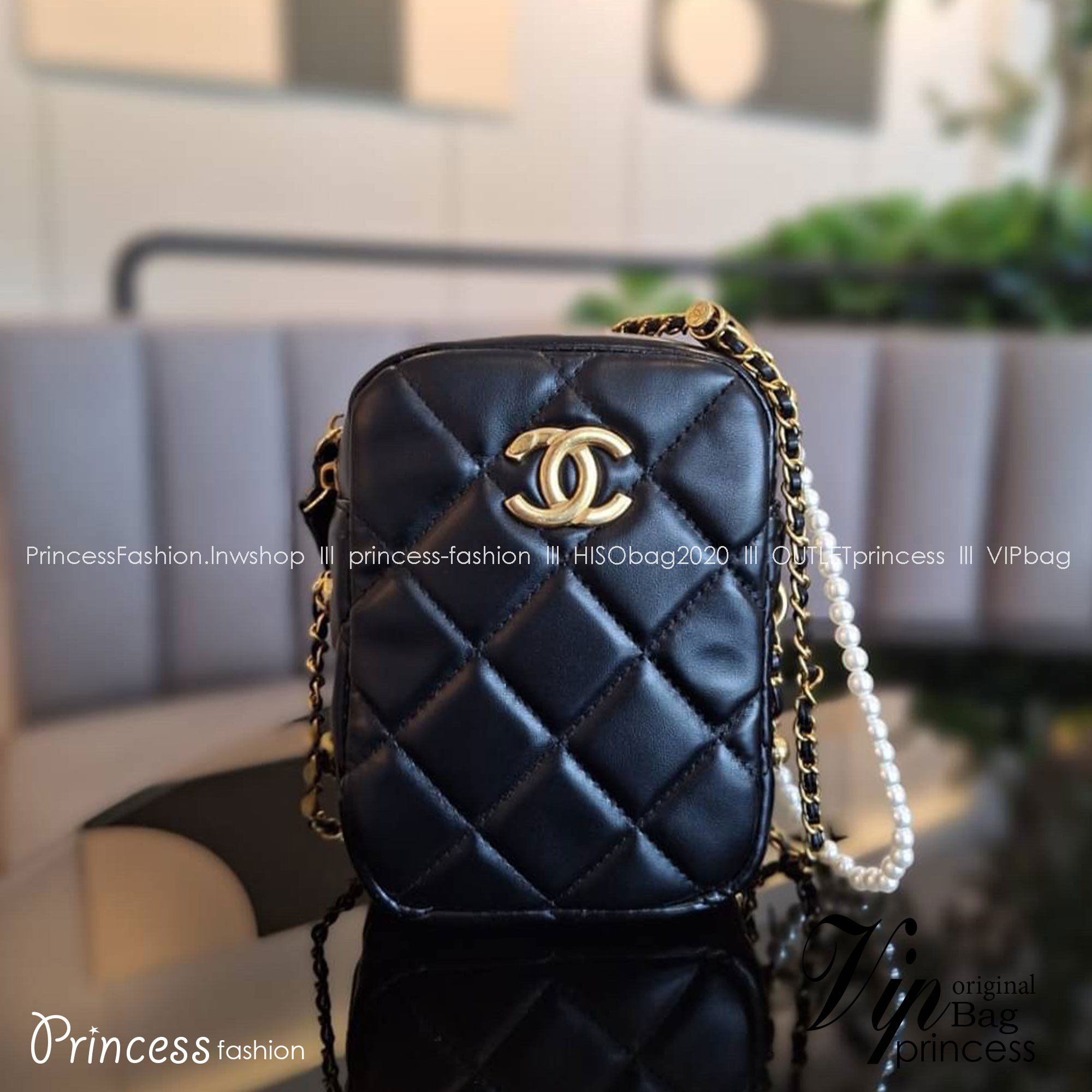 กระเป๋าสะพายข้างทรงยอดนิยม สวยหรู CHANEL VIP แบรนด์ดัง ตัวกระเป๋าหนังนิ่ม ขนาดกำลังน่ารัก อะไหล่ทองเข้มวินเทจ ด้านหน้าประดับโลโก้แบรนด์สีทอง