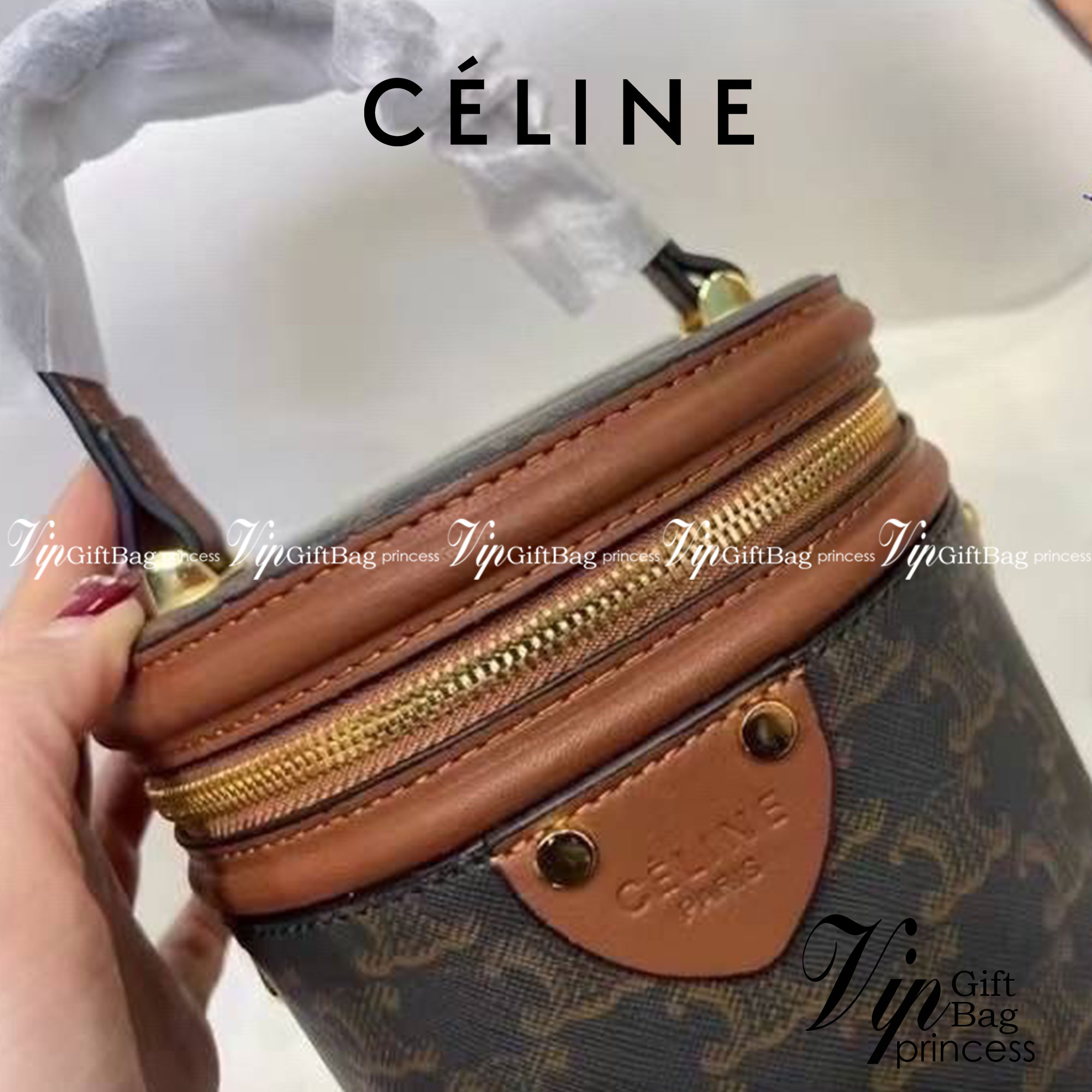 Celine Bucket Bag Canvas สำหรับ Collection กระเป๋าทรงบัคเก็ตสะดุดตาดีไซน์สวยงาม ซิปรอบหูจับแข็งแรง สะท้อนความวินเทจผสมผสานดีไซน์กระเป๋าที่ทันสมัย ตอบโจทย์สาวหัวสมัยใหม่ที่เบื่อ ลายแคนวาสสวยชัด การตัดเย็บประณีต มาพร้อมสายสะพายยาว อะไหล่สีทอง ใครมองหากระเป๋