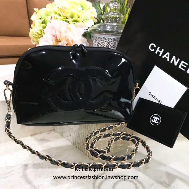 SET2pcs Chanel Cosmetic Cluth Bag With Chain (GWP) กระเป๋าถือหรือสะพาย VIP. gift แท้จาก Chanel Cosmetic Counter วัสดุหนังแก้วสีดำ ตัดโลโก้แบรนด์ขนวูฟสีดำ สวยหรู น้ำหนักเบา เปิดปิดด้วยซิปรอบสะดวก หัวซิปแบรนด์ ใส่ wallet ยาว, เครื่องสำอาง ของใช้จุกจิกได้เยอ