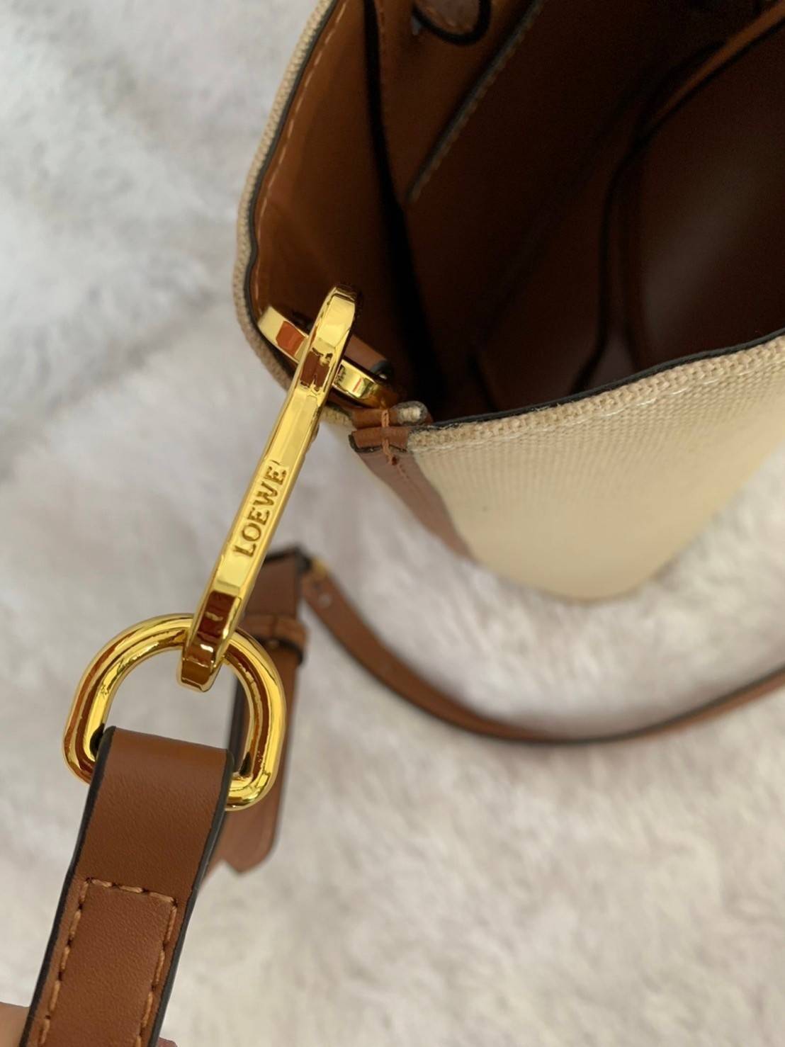 Loewe Anagram leather canvas tote bag / Loewe Tote Bag กระเป๋าโท้ทน้องใหม่ วัสดุทำจากหนังแคนวาส ใช้งานทนทาน ออกแบบมีสายสะพายไหล่และหูหิ้ว เรียกว่าใช้งานได้แบบ 2 in1 งานสวยล้ำ ไม่ซ้ำใคร ปักโลโก้ Anagram ที่ด้านหน้า เปิด-ปิดด้านบนด้วยเชือกผูก ด้านในมีช่องสำ