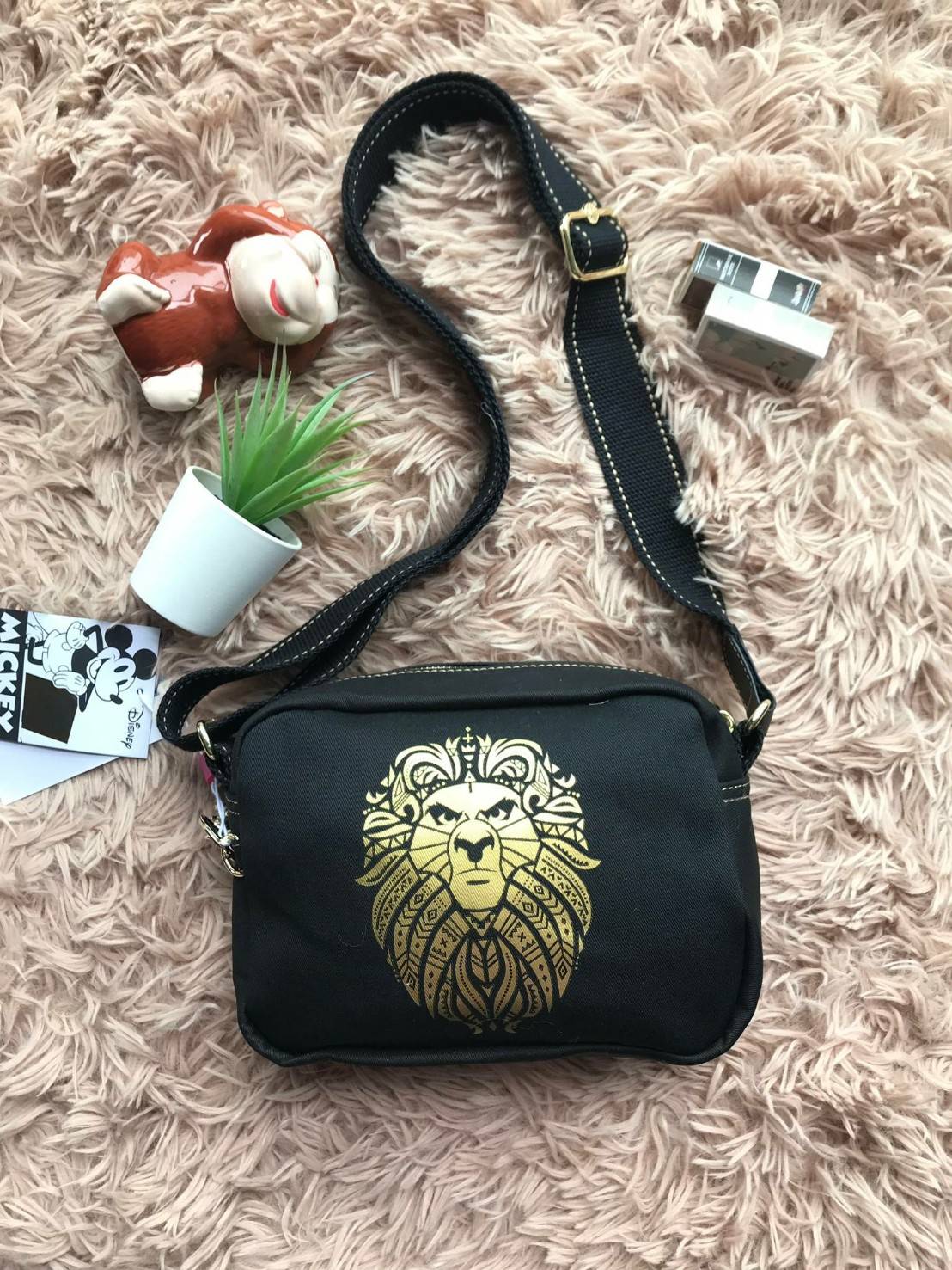 Disney's Mickey&Jungle Book Veni Crossbody Bag รุ่นLimited Edition ทรงสะพายข้าง ขนาดกำลังดี วัสดุpolester100% ดีเทลด้านหน้าลายการ์ตูนของวอลด์ดิสนีย์ เปิดปิดด้วยซิปเดียวด้านบน ภายในกว้าง มีช่องซิปและที่ห้อยพวงกุญแจ ฐานกว้างจุของได้เยอะสามารถสะพายได้ทั
