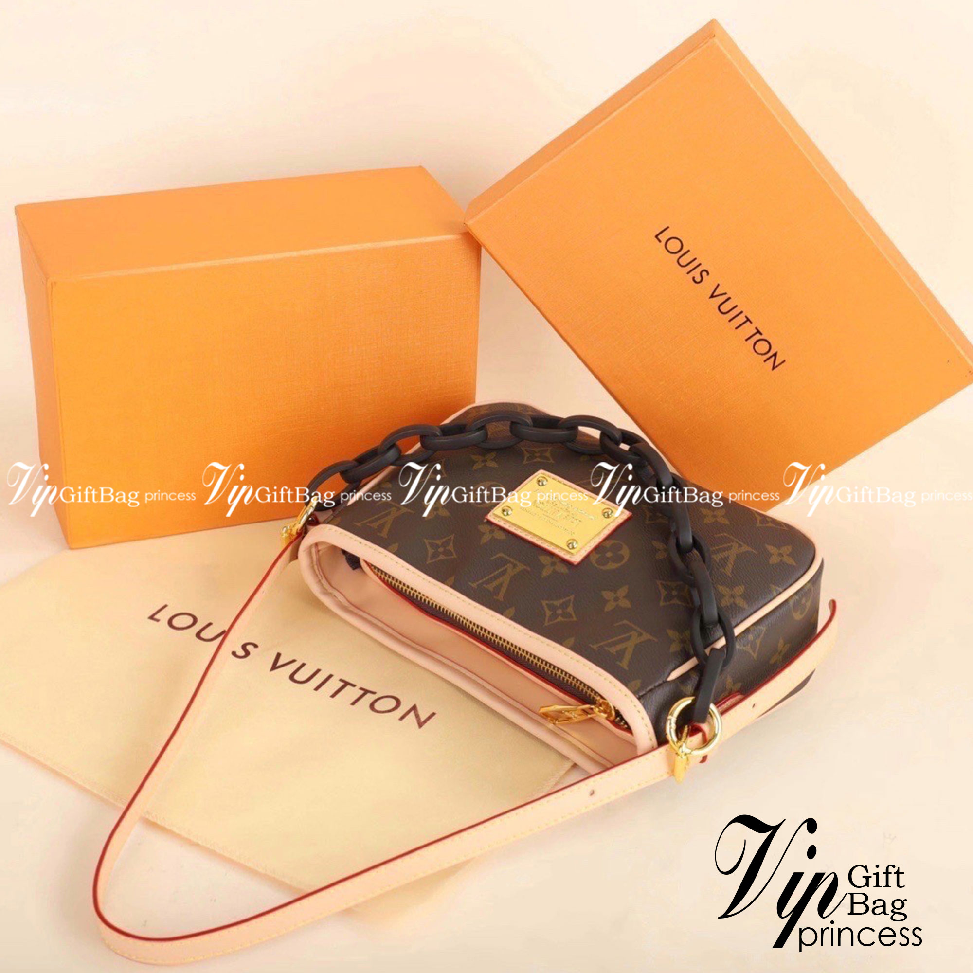 LV CROSSBODY BAG / LV POCHETTE Bag รุ่นใหม่ล่าสุด กระเป๋าสะพายงานหรูหราและมีสไตล์ สวยปังมั้ยไหว ใบจริงสวยมากกกก ได้สวยก่อนใคร ต้องจัดแล้วจ้าคอลเลคชั่นใหม่ล่าสุด ดีไซน์ไซส์กะทัดรัด เหมาะกับการเก็บของสำคัญของสาวๆ ได้อย่างมั่นใจ สะพายได้แบบคล่องตัว ทรงสวย ให