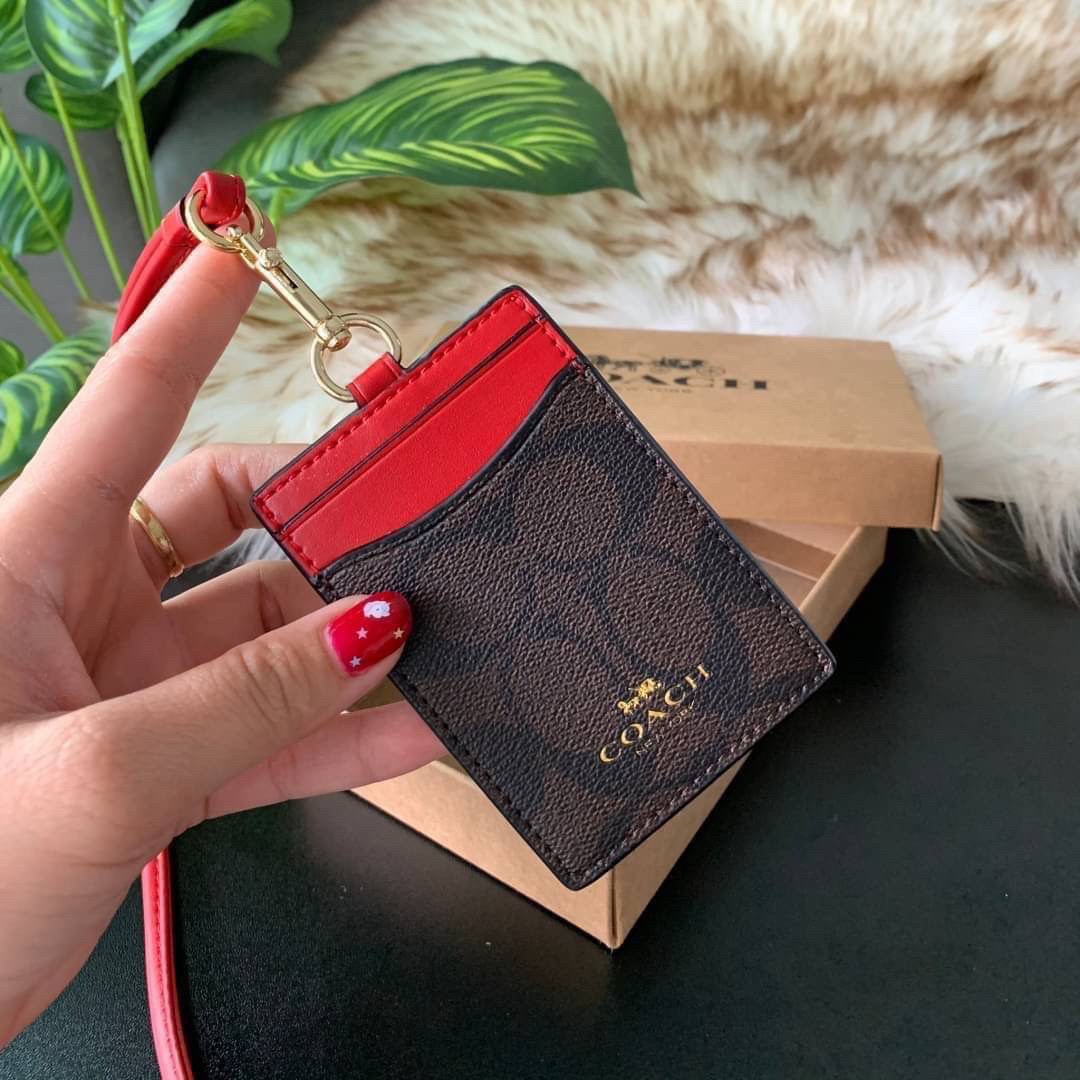 COACH F63274 ID LANYARD IN SIGNATURE COATED CANVAS กระเป๋าใส่บัตรคล้องคอ ลาย C ทั้งใบ ด้านหน้าตกแต่งชื่อแบรนด์ สวยมากกก ใส่บัตรพนักงาน และบัตรต่างๆ มาพร้อมสายคล้องคอ สายถอดออกได้ ตัวกระเป๋ามี 3 ช่องค่ะ