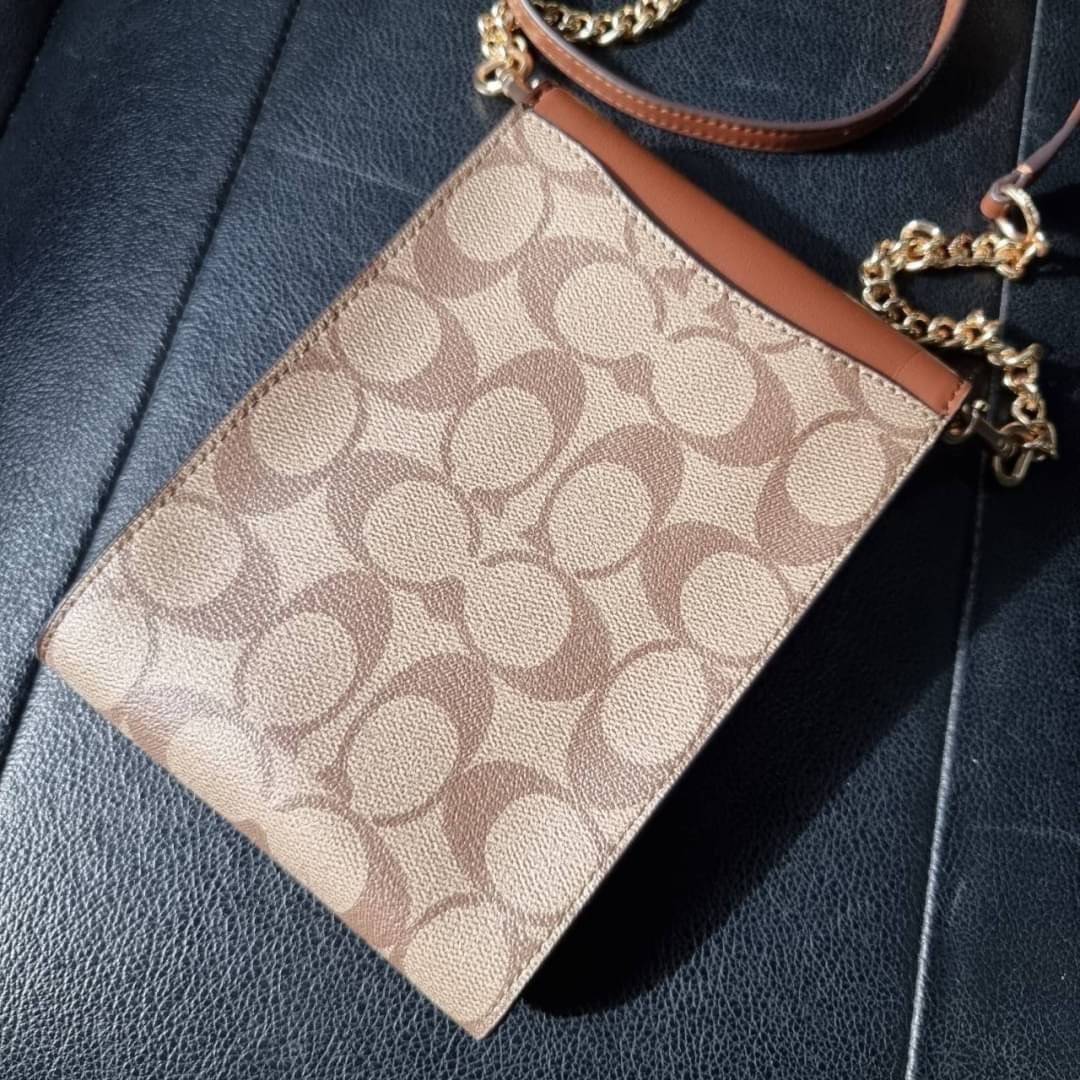 COACH RACHEL PHONE CROSSBODY IN SIGNATURE CANVAS พร้อมส่ง กระเป๋าสะพาย case phone ต้องมา ให้คุณพกพา gadget ล้ำไปได้ทุกที่ ใส่โทรศัพท์มือถือได้ทุกรุ่น ดีไซน์ใหญ่กว่าเดิม
