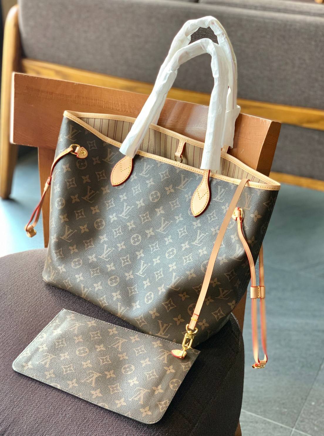 VIP 】LOUIS VUITTON NEVERFULL MM พร้อมส่ง มาพร้อมใบลูก สุดคุ้มค่าา❗️ กระเป๋าหิ้ว//คล้องไหล่ ใบใหญ่ ทรงสุดฮิตจาก LV premium gift เคาเตอร์ ตปท. หนังแท้ นิ่มลายLV ทั้งใบสวยงามค่ะ ปากกระเป๋ามีตัวคล้อง ภายในกระเป๋กว้างมากๆ สาวๆที่สัมภาระเยอะหายห่วงเลยค่ะ