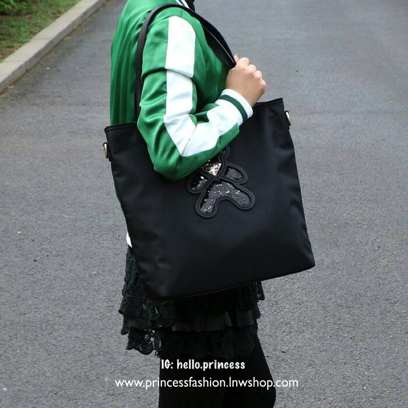 กระเป๋าสะพาย *มีสายยาวให้คะ ทรง TOTE จากแบรนด์ PRADA มาค่า ตัวกระเป๋าเป็น nylon ทั้งใบ สะพายเป็น shoulder bag หรือถือได้ค่ะ ด้านหน้าเป็นลายหมี ปักกลิ้ตเตอร์ + logo brand ใช้แล้วสวยมากๆ อะไหล่ทองหรูมาก จุของคุ้ม ใส่หนังสือ หรือ MacBook ได้ค้า สวยคุ้มที่สุด