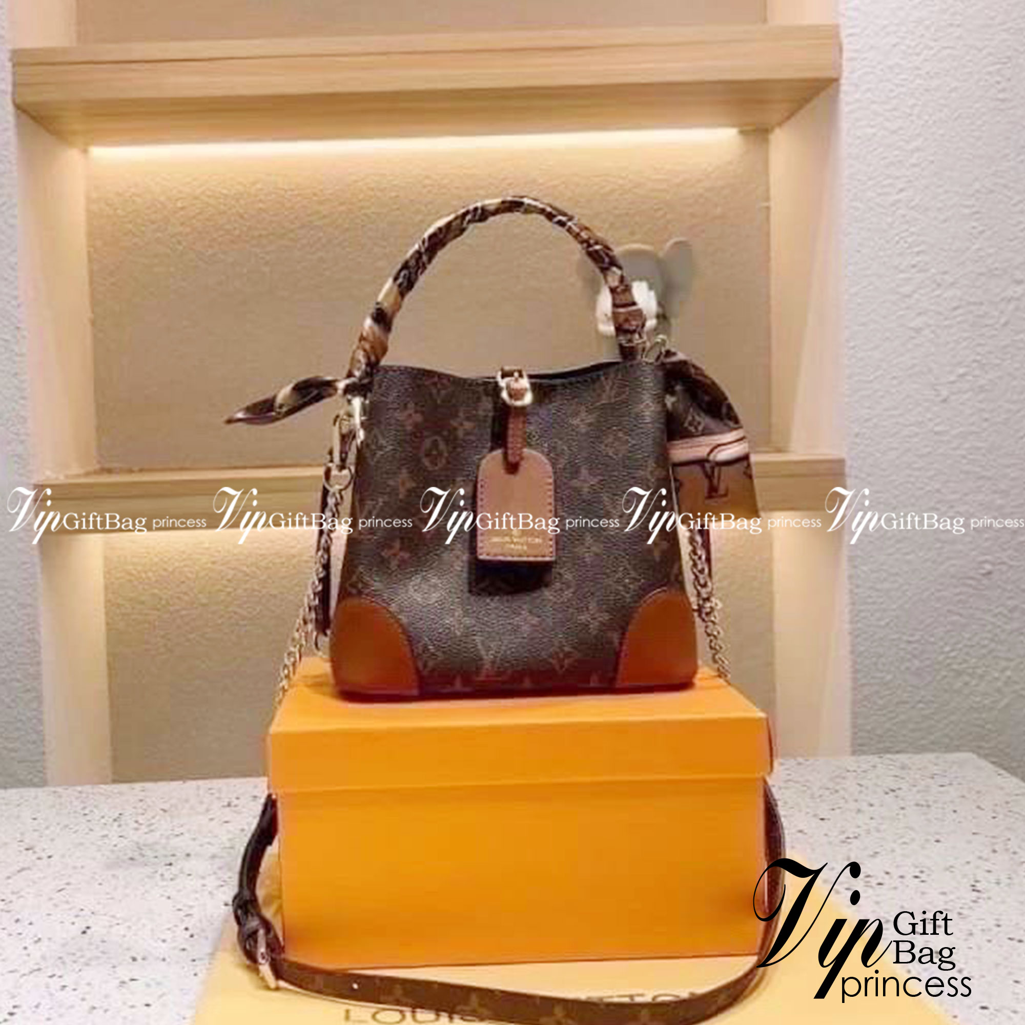 LV NeoNoe Monogram กระเป๋าสะพายทรงหรูหรา มีสไตล์ เป็นเอกลักษณ์ลงตัวสมบูรณ์แบบ จุของได้เยอะมาก ใบจริงสวยมากกกก ได้สวยก่อนใคร ต้องจัดแล้วจ้า พร้อมส่งความสวยที่นี่ ที่เดียว!!