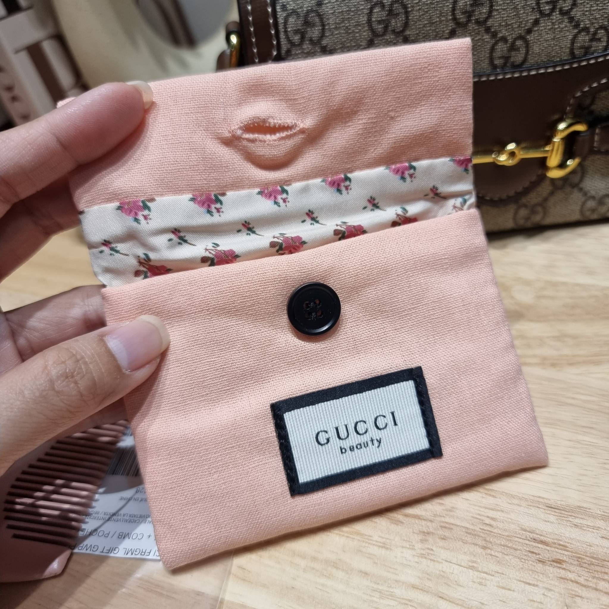 Set 3 ชิ้น Gucci Horsebit 1955 mini bag / Gucci Phone Bag box set ชวนสะสม ใครมองหาของขวัญอยู่ เซ็ทนี้จัดว่าเลิศมาก! กับการจับเอารุ่นยอดฮิต มามิกซ์รวมกับไอเท็มสุดคุ้มของมันต้องมี!! จัดเรียงให้อยู่ในกล่อง box set ลิมิเต็ด ที่มีทั้งแว่นตา gentle monster แบรน