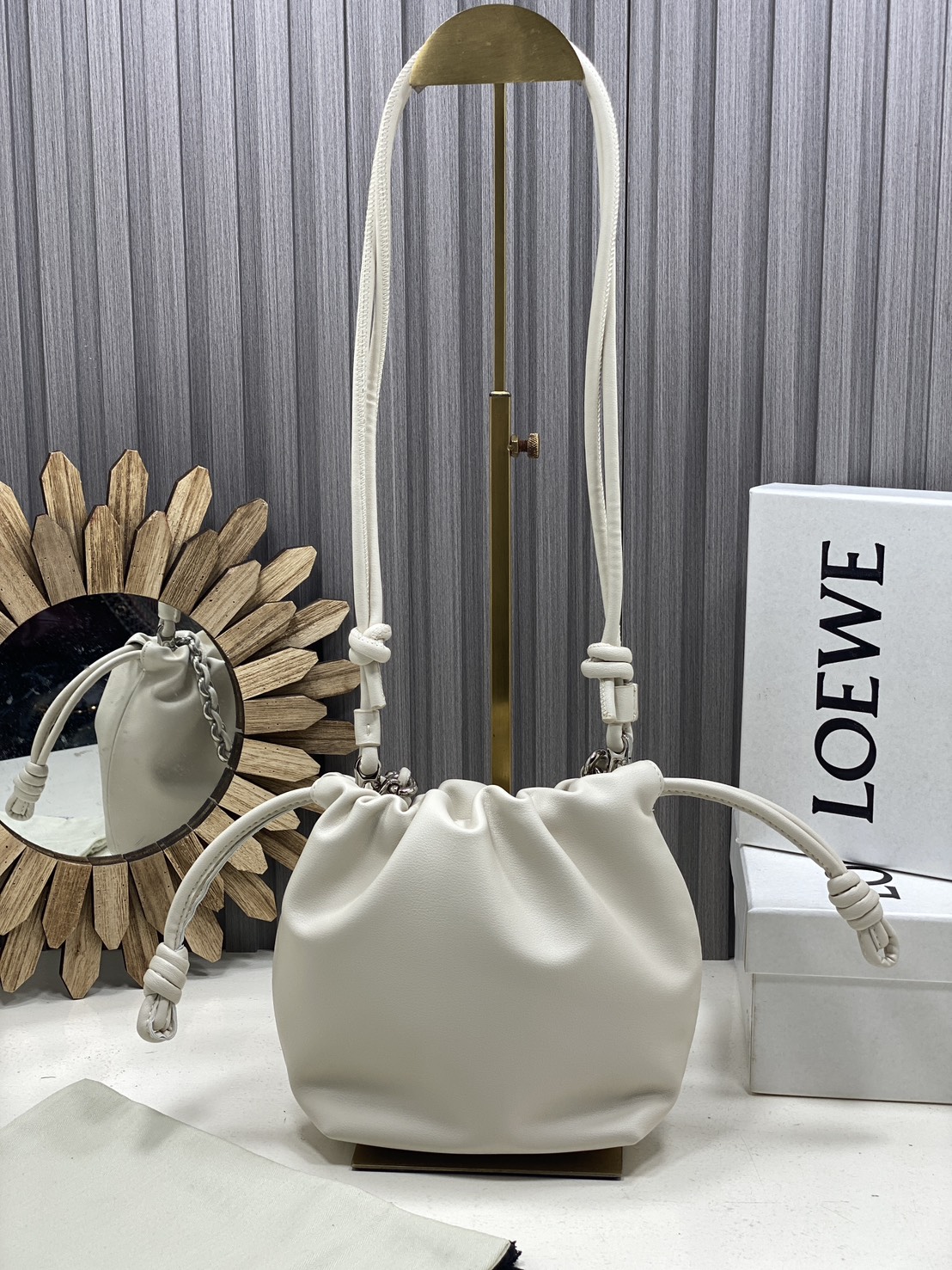 ORI หนังแท้ | LOEWE Mini Flamenco purse in mellow nappa leather / Loewe Bucket Bag กระเป๋าสะพายทรงบัคเก็ตไซส์มินิ หนังเรียบสวยหรู เรียบง่าย หนังแท้ผิวสัมผัสนุ่มมือ น้ำหนักเบาและนุ่มสบาย ดีไซน์จับจีบ เชือกผูกแบบปมโบราณ และสายโซ่รูปโดนัท