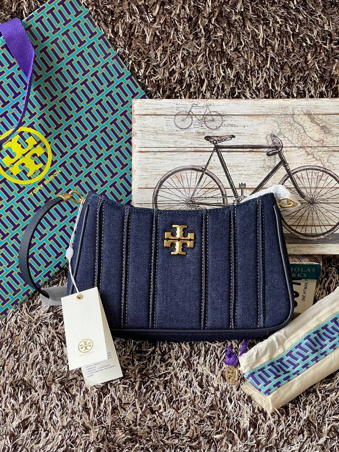 Tory burch Kira logo-plaque crossbody bag กระเป๋า Kira ของ Tory Burch เป็นส่วนหนึ่งของคอลเล็กชั่นที่โดดเด่น และมีหลายรุ่นด้วยกัน โดยมีป้ายโลโก้ Double T ของแบรนด์อยู่ตรงกลาง มีความเรียบง่ายแต่ยังคงความหรูหราโดดเด่นด้วยวัสดุบุผิว ป้ายโลโก้สีทอง สายสะพายโซ่