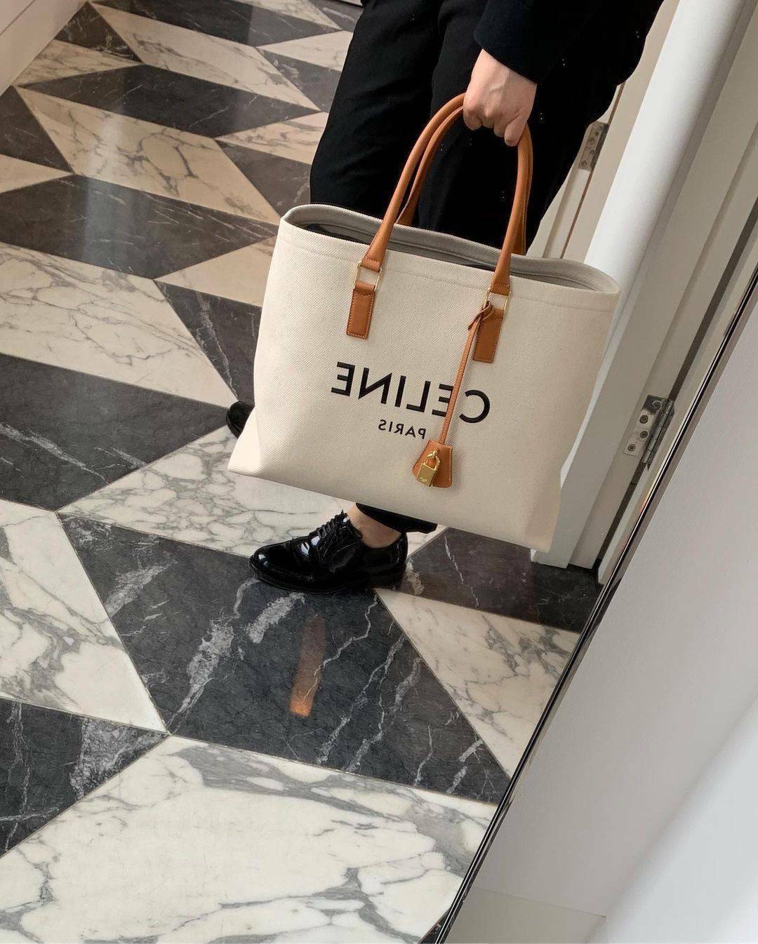 CELINE PHANTOM TOTE BAG VIP GIFT WITH PURCHASE (GWP) พรีเมี่ยมกิ๊ฟ Limited Edition จาก CELINE PERFUME DUTYFREE COUNTER วัสดุ Canvas & Grained cowhide ดีไซน์ทรง Shopping ขนาดใหญ่กำลังดี เนื้อหนาแข็งแรง น้ำหนักเบา โดดเด่นที่ห้อยTagแม่กุญแจอะไหล่ทองสามารถใช้