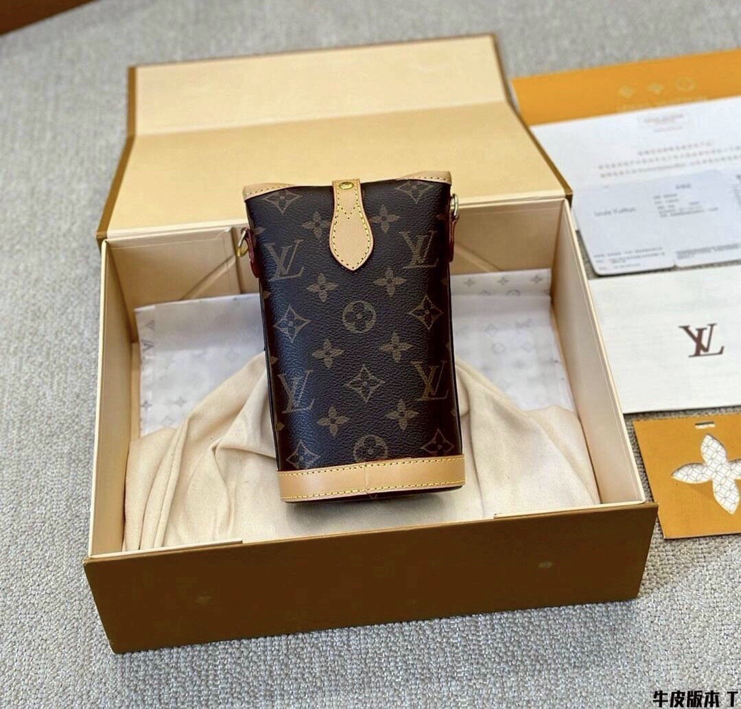 LV Fold Me Pouch กระเป๋าสะพายทรงพอช ผสมผสานความงามแบบวินเทจเข้ากับฟังก์ชันการใช้งานทันสมัย ยกขึ้นแท่น ใส่โทรศัพท์ของสำคัญได้ครบ ด้วยดีไซน์ที่ออกมาให้ใช้งานได้ง่าย ขนาดกำลังน่ารัก