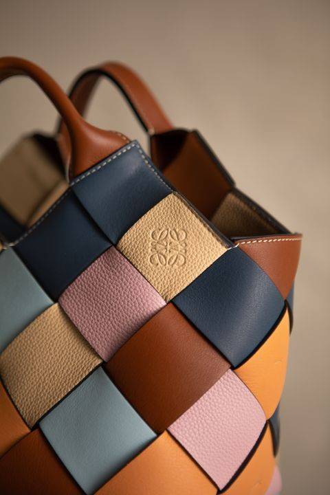 VIP 】LOEWE SURPLUS LEATHER WOVEN BASKET BAG IN CLASSIC CALFSKIN ใหม่ล่าสุดและสวยที่สุด กระเป๋าสะพานที่ถักทอด้วยความปราณีต โดดเด่นด้วยสีที่จับมาคอนทราสได้ลงตัว ใบใหญ่จุได้แบบเน้นๆ วัสดุหนังวัวแท้เต็มใบ หรูเลิศ ปากกระเป๋ามีสายหนังสำหรับผูกรวบปากกระเป๋า ภายใ