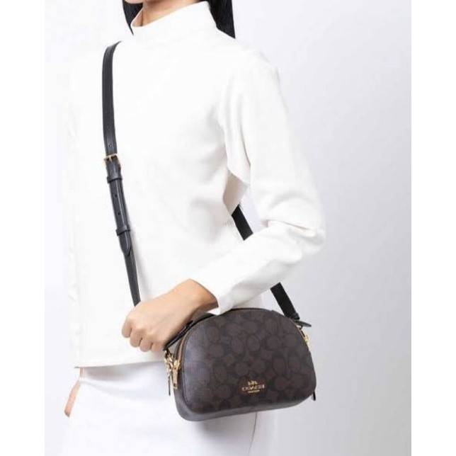 OUTLET 】COACH 1591 SERENA SATCHEL IN SIGNATURE CANVAS กระเป๋าสะพายคอลเลคชั่นยอดฮิต ดีไซน์ลุคผู้ดี ต้องยกให้น้องใบนี้เลย!! จัดสีขายดี สีลุคคุณหนูมาให้ สวยตาแตก!! วัสดุหนังแคนวาส เปิด-ปิดด้วยซิป 2 ช่องหลัก ภายในเป็นช่องโล่ง เก็บของได้แบบสบายๆ ใส่มือถือได้ทุ