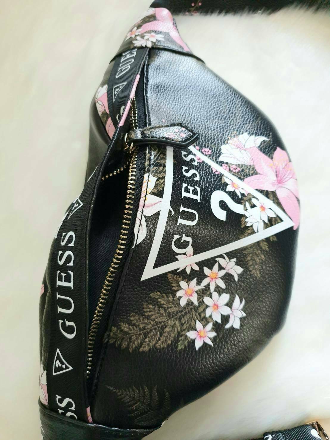 GUESS GESABEL GYM FANNY PACK กระเป๋าหนังคาดเอว/อก ด้านหน้าปั๊มโลโก้แบรนด์ทรงสามเหลี่ยม ตัวกระเป๋าเปิดปิดด้วยซิปใช้งานง่าย มี 2 ช่องซิป มีลูกเล่นซ่อนซิปหน้าคาดปิดด้วยสายพิมพ์โลโก้ ภายในกระเป๋าโล่งกว้าง สามารถใส่มือถือได้ทุกรุ่น จุของได้เยอะ รับรองถูกใจสาวๆ
