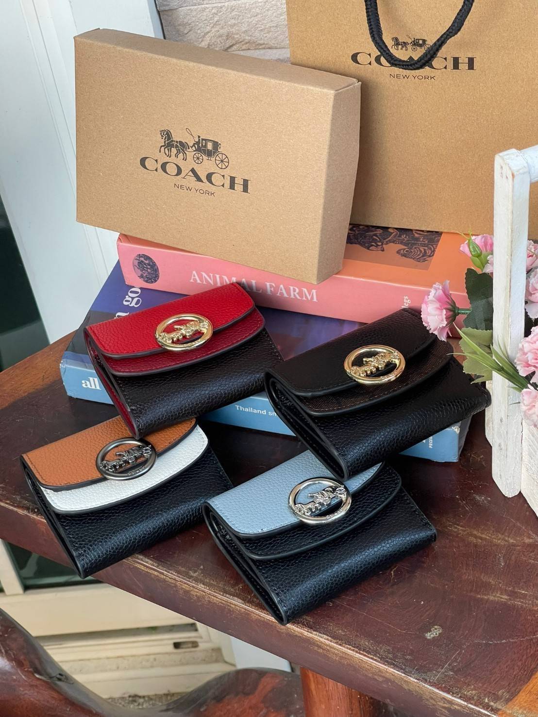 OUTLET 】COACH JADE SMALL DOUBLE FLAP WALLET IN COLORBLOCK (COACH F88002) หากใครต้องการกระเป๋าสตางค์ใบสั้นสำหรับวันที่ต้องการใช้กระเป๋าสะพายใบเล็ก หรือวันที่ไม่พกกระเป๋าสะพาย เราขอแนะนำใบนี้เลยค่ะ โดยใบนี้เป็นกระเป๋าสตางค์แบบพับสามทบ ปิดแบบกระดุม2ชั้น มีช่