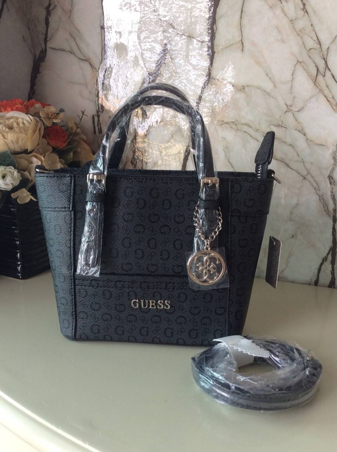 Don’t Miss! GUESS CATE MINI CROSS BODY BAG กระเป๋าถือหรือสะพายรุ่นที่ฮิตและขายดีที่สุดจาก GUESS FACTORY หนัง Saffiano ลาย GUESS Signature สวยอยู่ทรง ขนาดกำลังดี น้ำหนักเบา ด้านหน้าประดับโลโก้พร้อมพวงกุญแจโลโก้แบรนด์ห้อยที่หูกระเป๋าถอดเเยกใช้ได้ เปิดปิดด้ว