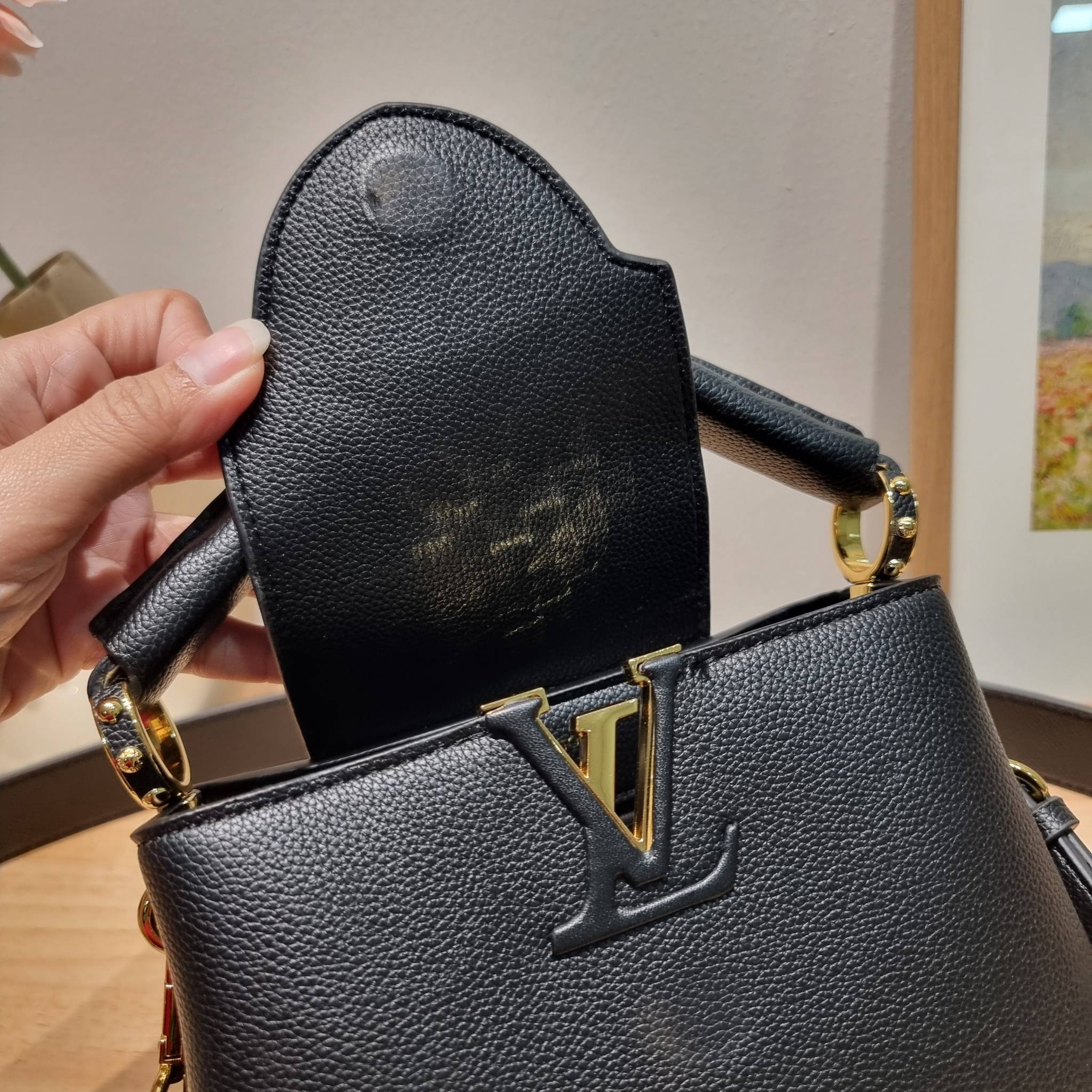 LV capucines mini top handle ที่สุดของความสวยในราคาเบาๆ กระเป๋าถือสุดหรู ดีไซน์ทรงคลาสสิค ที่รอบนี้มาในไซส์มินิ ดีงามม้ากกกก!!