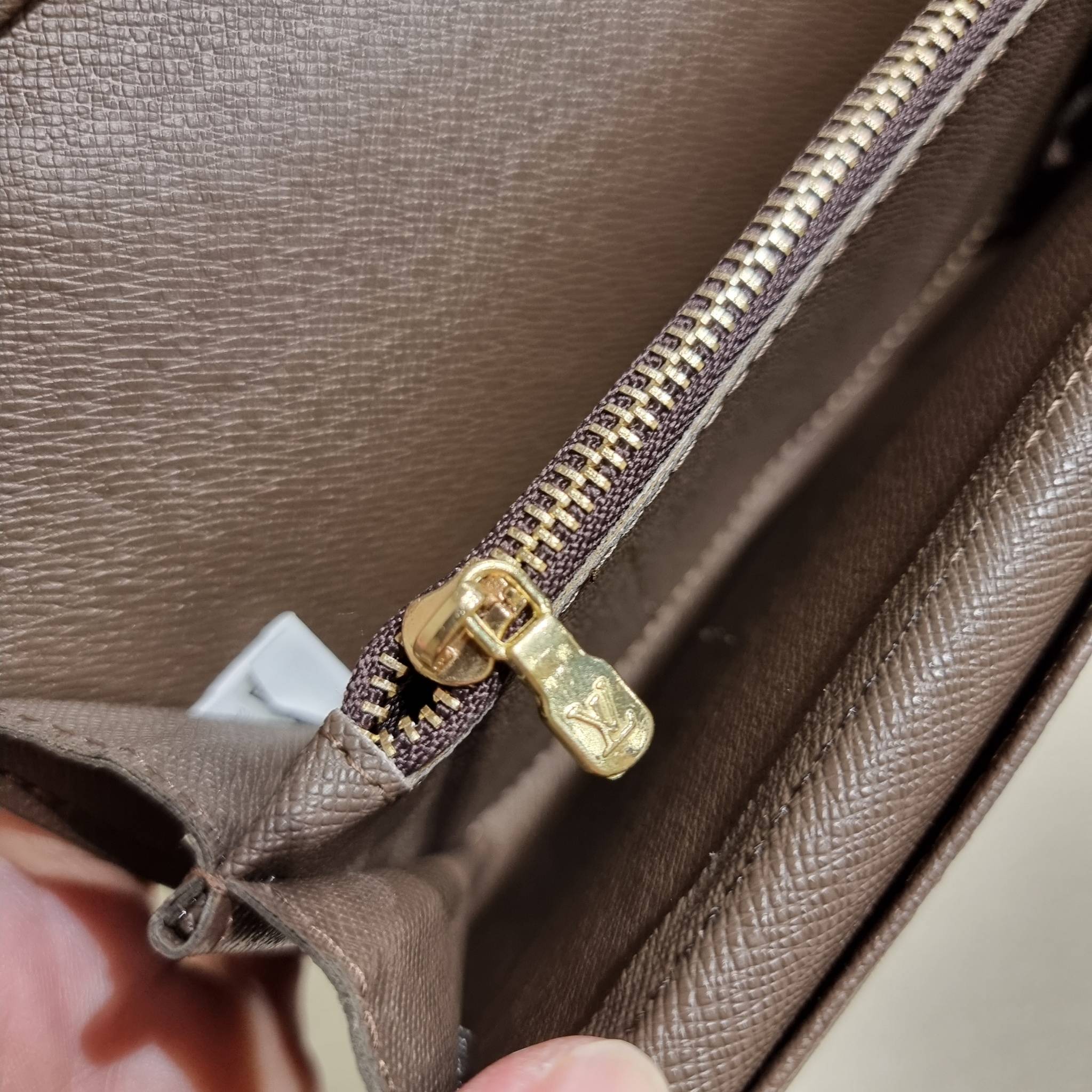 VIP 】ได้เวลาเปลี่ยนกระเป๋าสตางค์รับทรัพย์กันแล้ว!! LV vip wallet กระเป๋าสตางค์พรีเมี่ยมกิ๊ฟ เป็นไอเท็มหายาก ที่สาวๆต้องว้าว!! ใบยาวขนาดกำลังเหมาะมือ ถือแล้วขับผิวทุกสี วัสดุหนังแคนวาส ทนทาน เปิด-ปิดด้วยกระดุม ภายในมีช่องใส่บัตรเยอะมาก แบ่งสัดส่วนสวย ใส่ธน