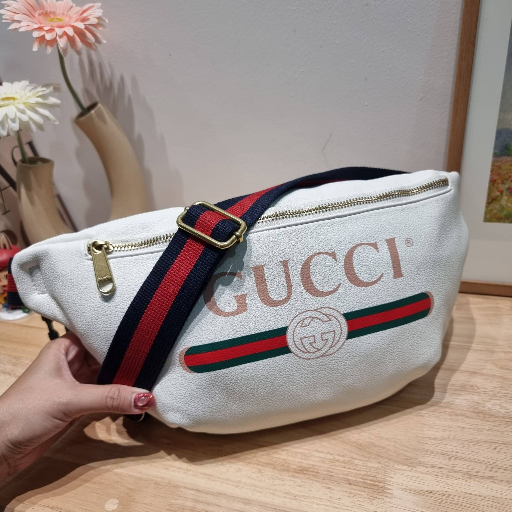 GUCCI Print Logo Belt Bag / GG LEATHER BELT BAG ไอเท็มยอดฮิต ขึ้นแท่น best seller กับกระเป๋าคาดอก ไซส์ใหญ่จุได้คุ้มค่า รูปทรงคลาสสิค พกพาง่าย