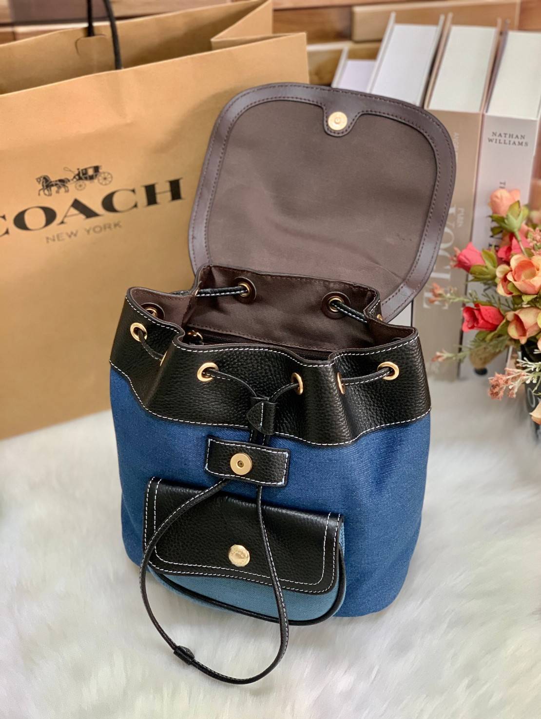 COACH PENNIE BACKPACK 22 ((C4122)) พร้อมส่งที่ไทย ห้ามพลาดค่าา! กระเป๋าสะพายหลังแบบมีหูกิ้ว วัสดุเดนิมอย่างดีนิ่ม+หนังแท้ ได้สวยงามลงตัว นำ้หนักเบา ทรงสวยน่ารักมากๆค่ะ ด้านหน้ามีช่องกระเป๋าเล็กใส่ของจุกจิก ปากกระเป๋าแบบหูรูด ภายในกระเป๋าโล่ง กว้าง สามารถใ