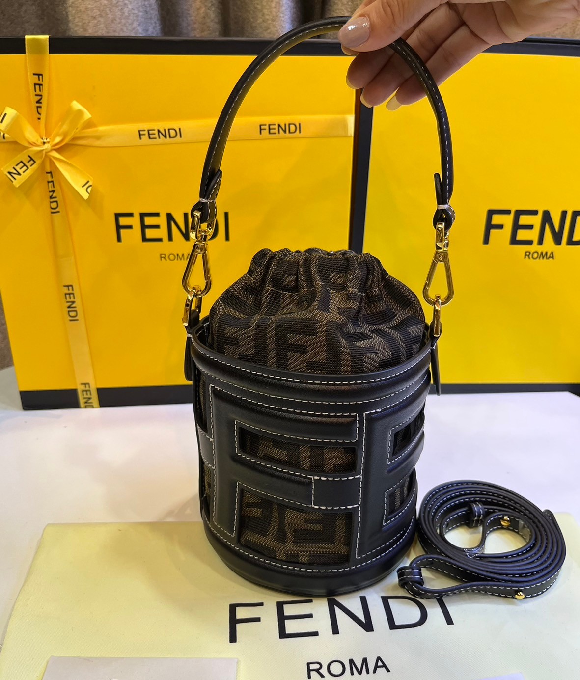 พร้อมส่ง 2 สี FENDI Step Out canvas bucket bag MINI 13cm กระเป๋าสะพายทรงบัคเก็ต ไซส์มินิ เกรดออริ สลับแท้ 1:1 ใช้ต่างประเทศได้