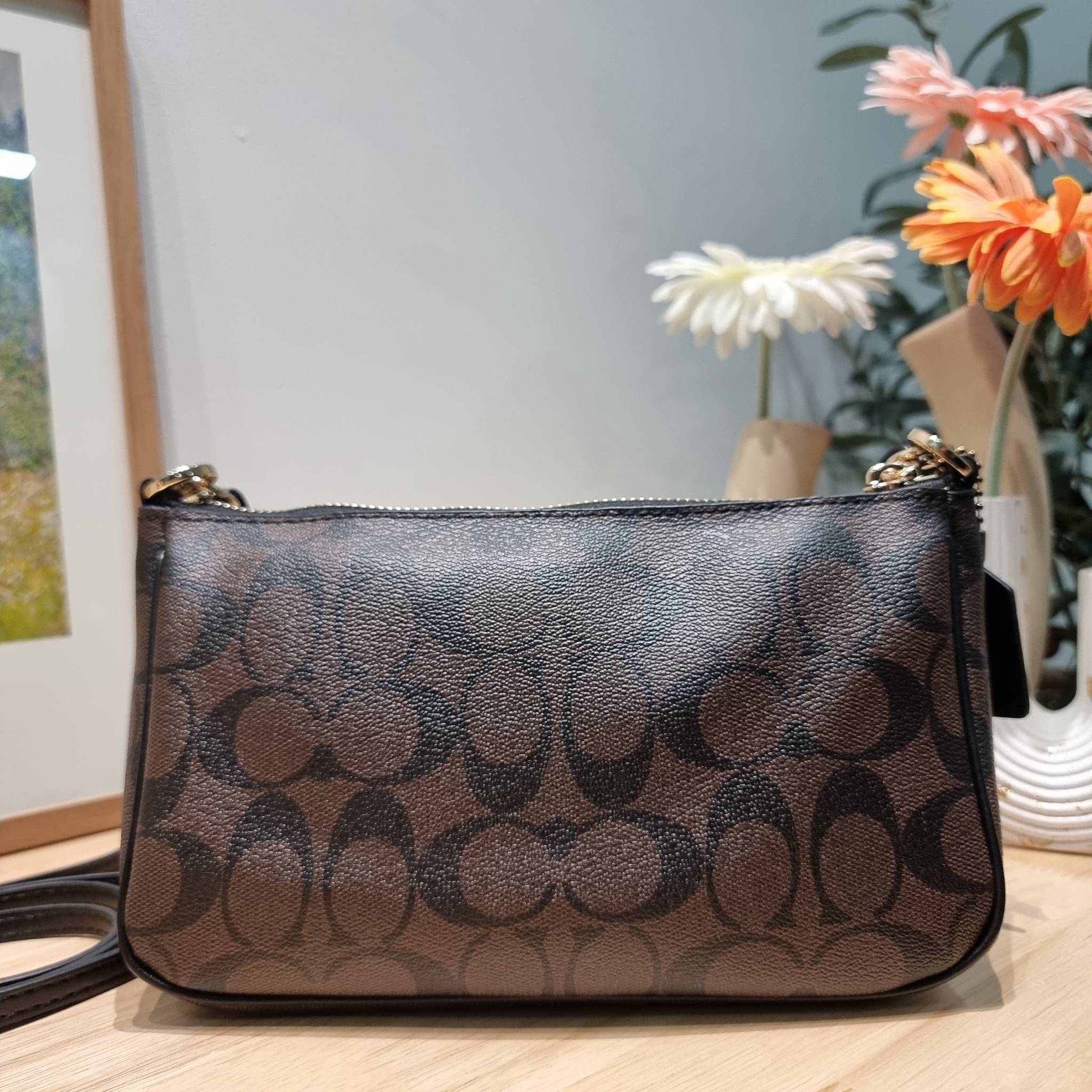 COACH TOP HANDLE POUCH F58321 พร้อมส่ง 9 สี กระเป๋าทรงพอช ยอดฮิต ยกขึ้นแท่น ด้วยดีไซน์ที่ออกมาให้ใช้งานได้ง่าย ขนาดกำลังเหมาะ