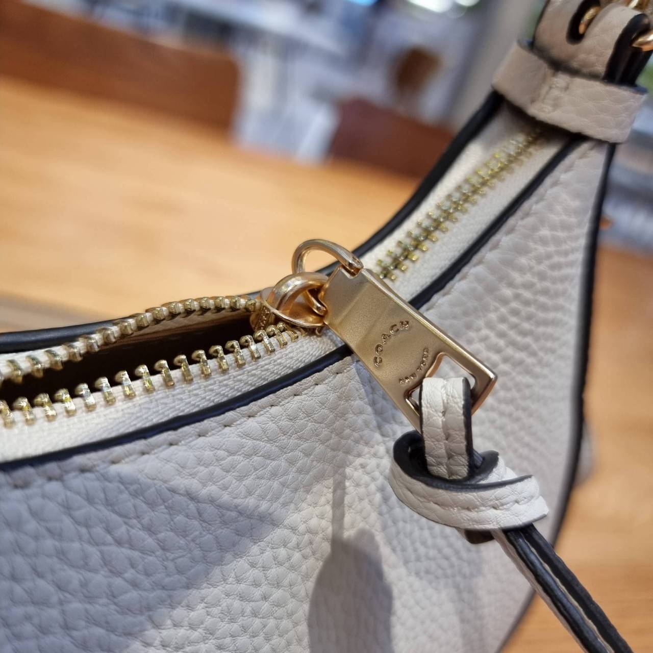 COACH C6807 KLEO HOBO IN SIGNATURE CHAMBRAY ใหม่ล่าสุด คอลเลคชั่นสุดคิ้วท์ ที่สาวๆต้องหลงรัก กระเป๋าสะพายทรงโฮโบ ที่ดีไซน์มาให้ปรับใช้งานได้หลากหลาย วัสดุหนัง pepble สวยหรู รูดเปิด-ปิดด้วยซิป ภายในเป็นช่องโล่ง สายคล้องสามารถถอดออกใส่สายยาวสะพายข้างได้ หรื