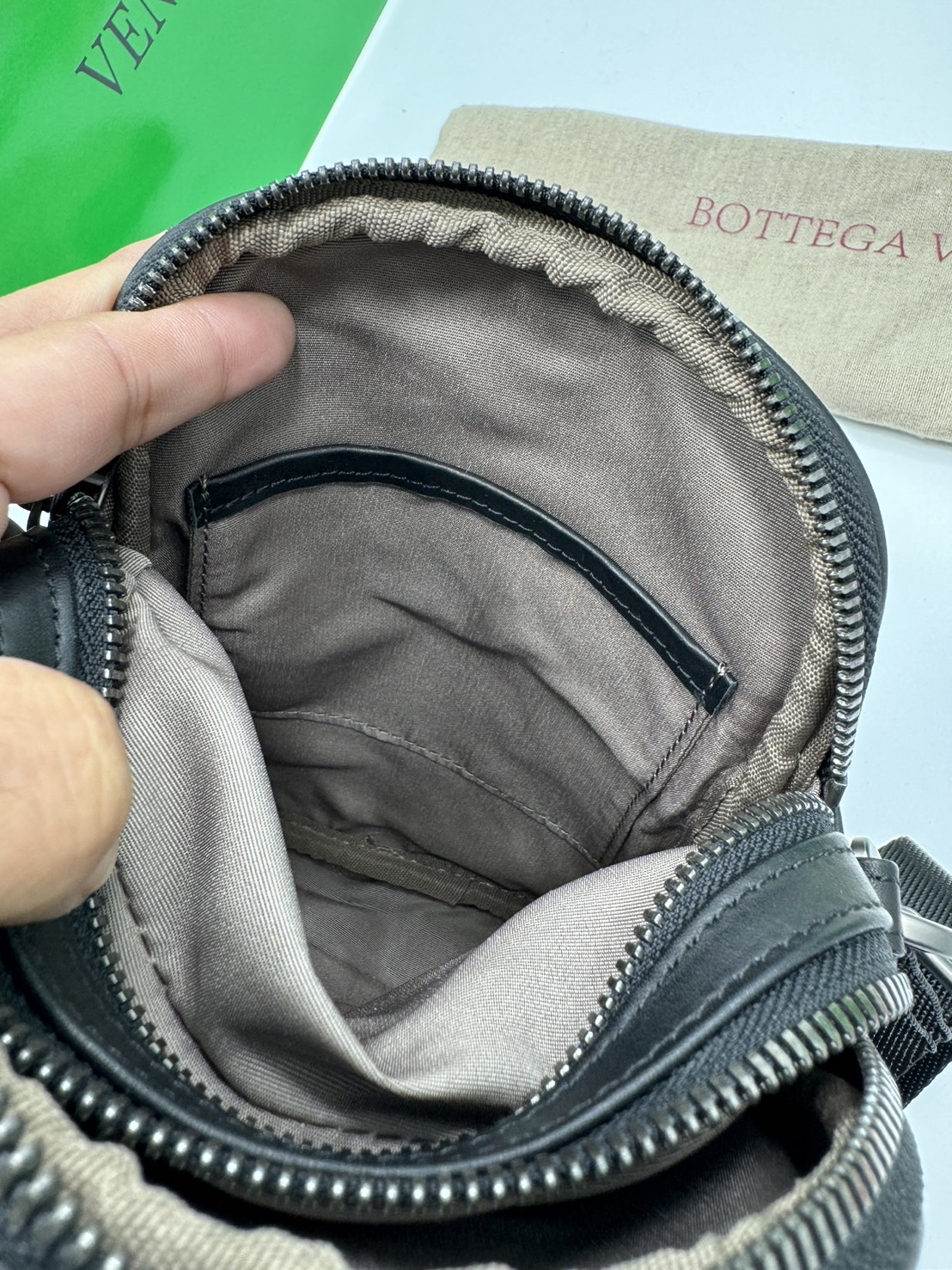 Small BOTTEGA Messenger Bag / BOTTEGA Crossbody Bag กระเป๋าสะพายเมสเซนเจอร์ ดีไซส์สานเป็นเอกลักษณ์ everyday look เอาใจหนุ่มๆ สวยเท่คลาสสิก
