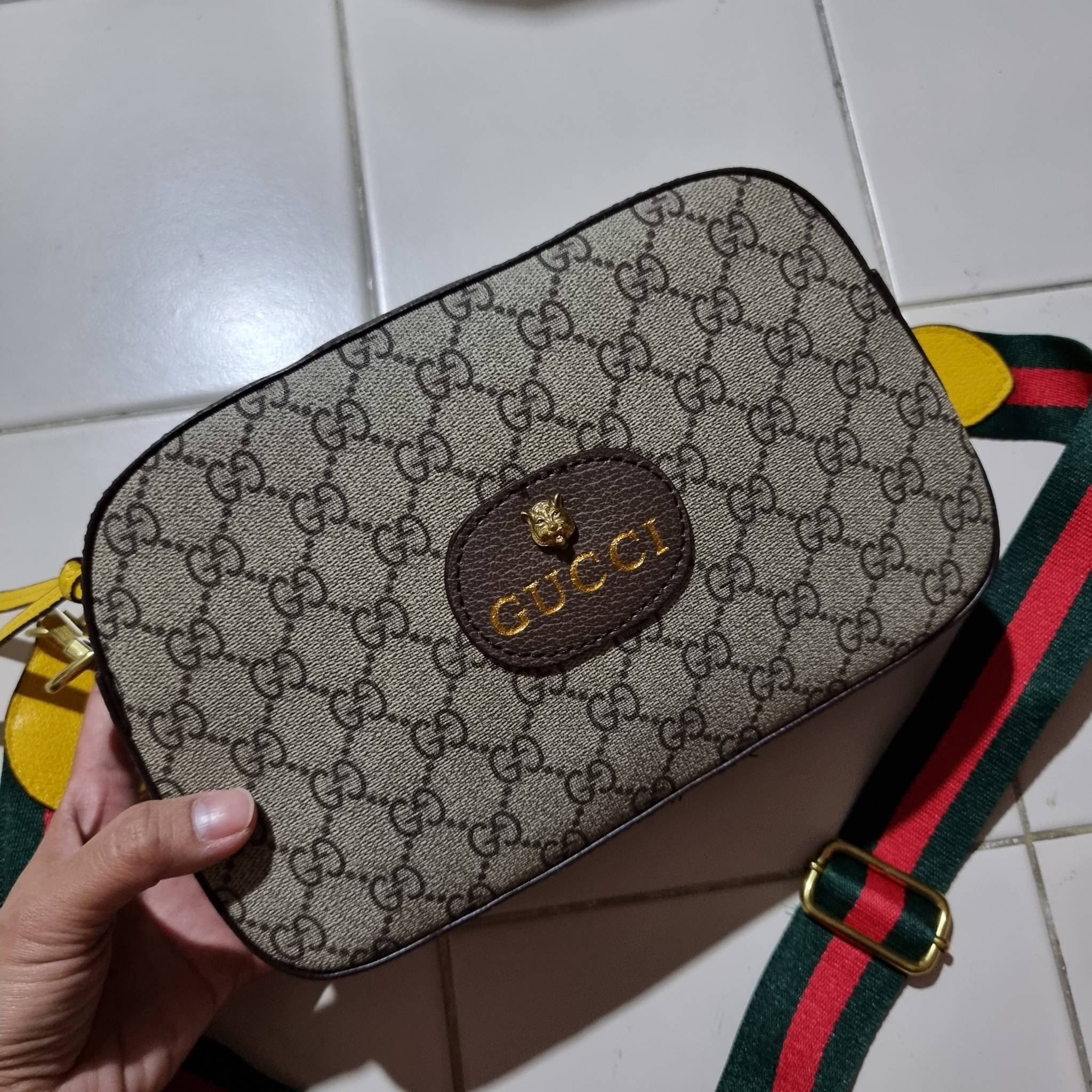 VIP 】GC STRAP SHOULDER BAG กระเป๋าสะพายข้างวีไอพีจากเคาน์เตอร์ duty free วัสดุหนังแคนวาสทนทาน ทรงสวย โดดเด่นตรงสายสะพายสีสดใสเป็นเอกลักษณ์ ตัดกันกับกระเป๋าได้อย่างลงตัว เปิด-ปิดกระเป๋าด้วยซิป รูดใช้งานง่าย ภายในโล่งกว้าง มีช่องแยกให้ ใส่ของสำคัญได้สบายๆ ส