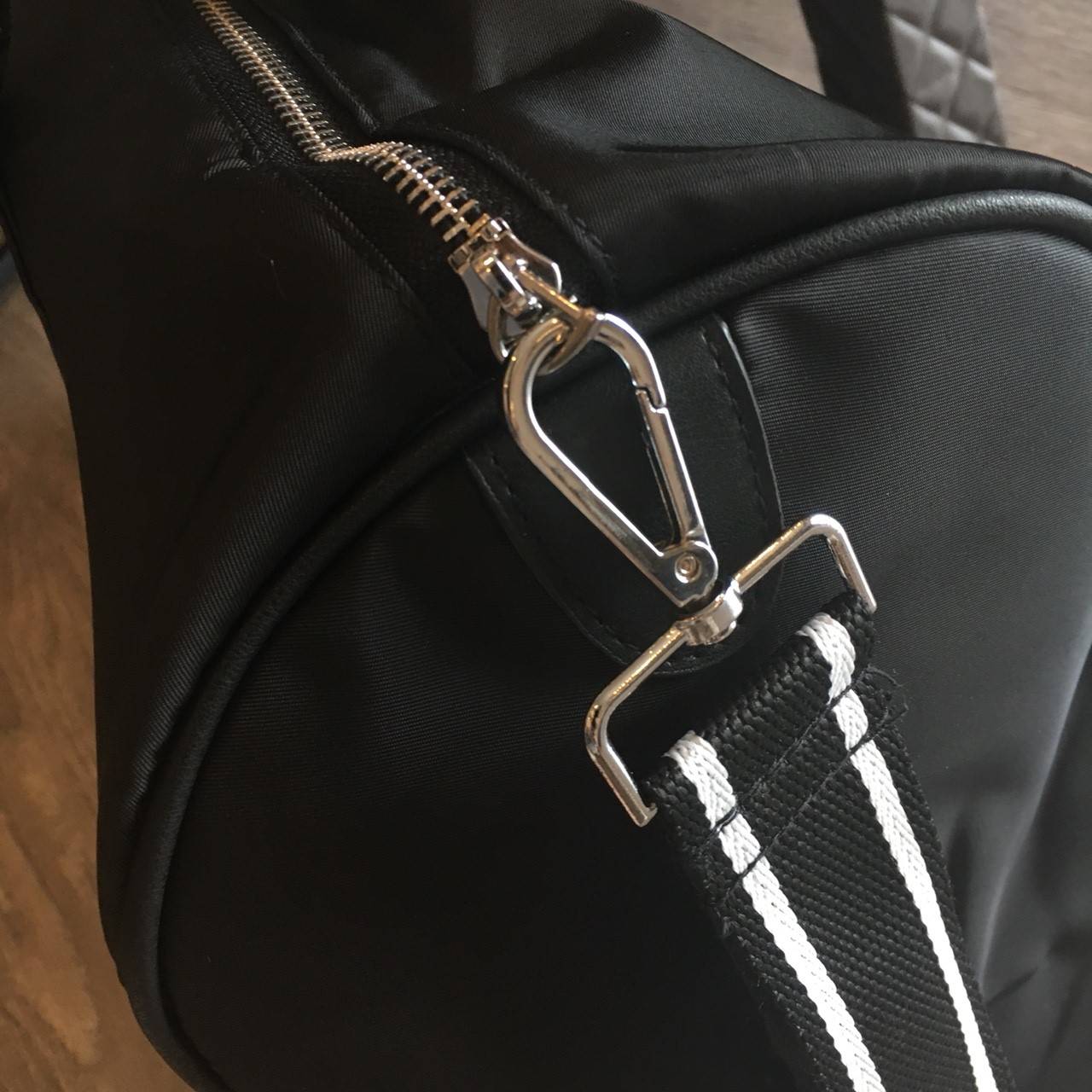 New item! อีกหนึ่งรุ่นที่การันตีความคุ้ม กับรุ่น travel & fitness bag จากงานพรีเมี่ยมกิ้ฟแบรนด์หรูอย่าง Chanel ตัวกระเป๋า nylon สลับหนัง PU กันน้ำได้ สกรีนโลโก้แบรนด์ตัดสีขาว เปิดปิดด้วยซิปแบรนด์ อะไหล่คุณภาพเยี่ยม ด้านในจุของได้เยอะมากๆ สายยาวแข็งแรง ถอด