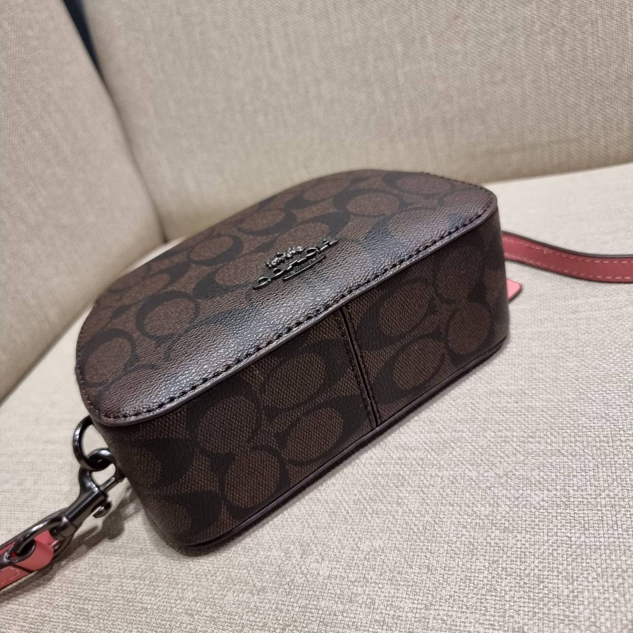 COACH 2628 MINI SERENA CROSSBODY IN SIGNATURE CANVAS ใหม่ที่สุด!! พร้อมส่งทุกสีเด็ด!! ย่อส่วนกระเป๋าสะพายคอลเลคชั่นยอดฮิต มินิเซเรนา ที่รับรองว่าน้องน่ารักม้ากกก!! ขนาดเล็กกุ๊งกิ๊ง แต่ดีเทลยิ่งใหญ่ วัสดุหนังแคนวาสเคลือบลาย เปิด-ปิดด้วยซิป สะดวกใช้ ภายในเป