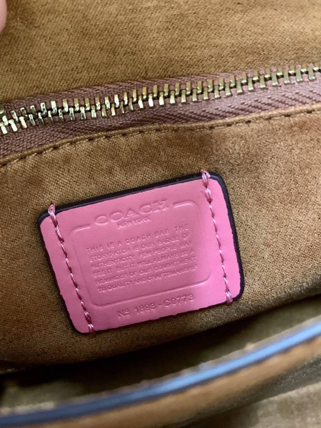 COACH TABBY TOP HANDLE 20 พร้อมส่งที่ไทยค่ะ! กระเป๋าหิ้ว//สะพายข้างได้ หนังแท้อย่างดี กหนึ่งใบทำหนังสองลายได้อย่างสวยงาม พร้อมโลโก้รุ่นใหม่ล่าสุดดูดีมากๆค่ะ เปิดปิดกระเป๋าแบบกดล็อค ภายในมีช่องหลักสองช่อง ใส่มือถือได้ทุกรุ่น;กระเป๋าเงินใบกลางได้;ของจำเป็นจ