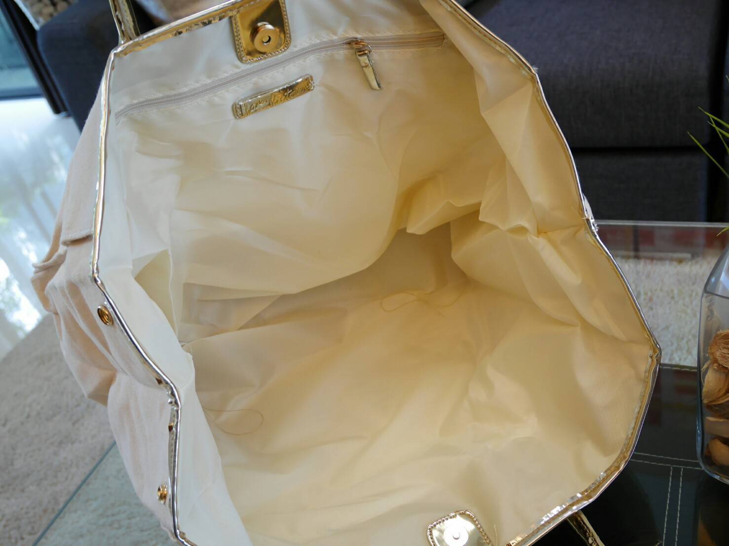 Victoria's Secret Canvas tote bag New Arrival กระเป๋าถือหรือสะพายทรง tote size L ใบใหญ่จุใจ วัสดุ Canvas หนา ด้านหน้าประดับโซ่ทอง สลับหนัง พร้อมสกรีนแบรนด์ Victoria's Secret และ ประดับหมุดด้านข้างเท่ๆห์เพิ่มดีเทล ปรับใช้ได้สองทรงค้า ภายในกว้างมี