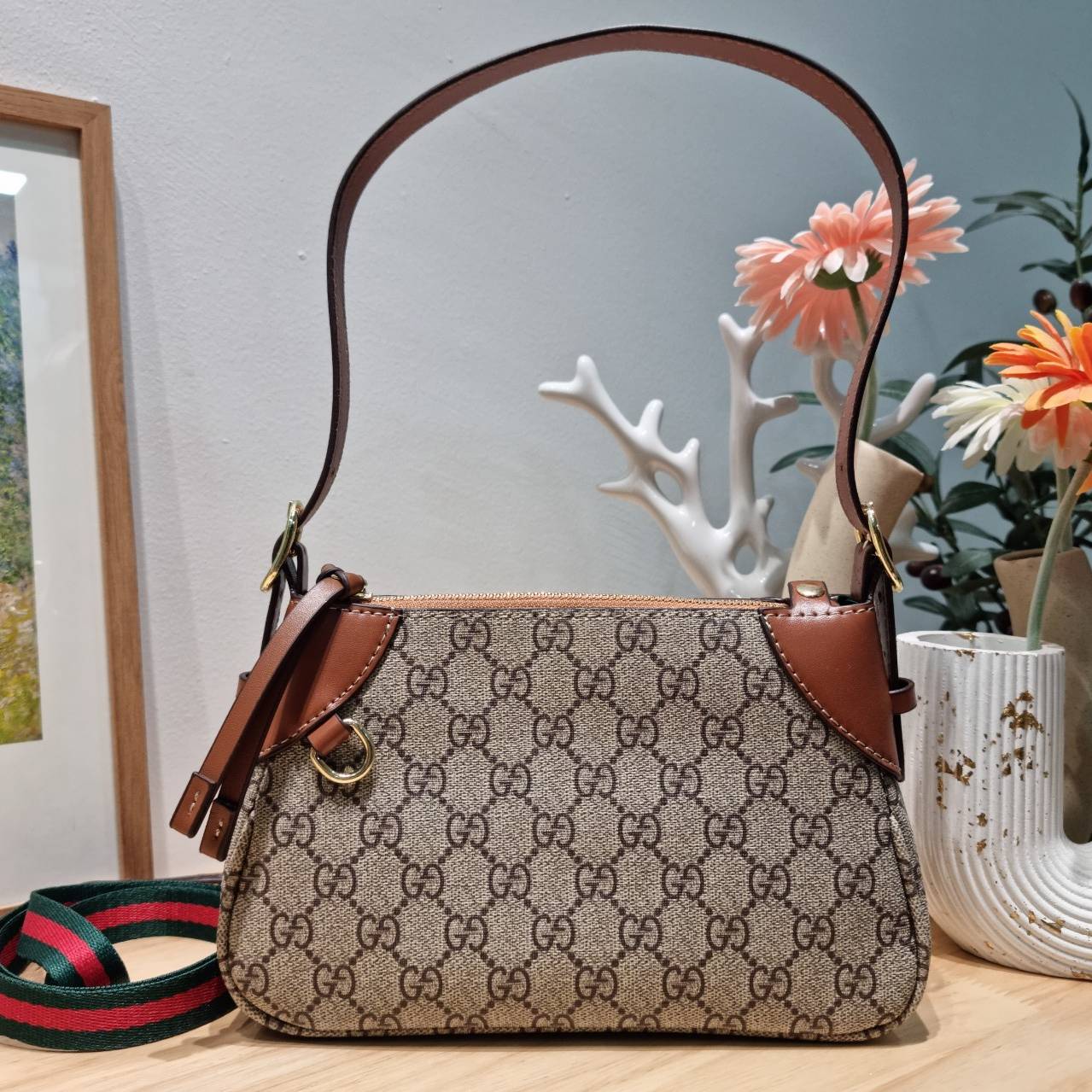 GUCCI GG emblem small shoulder bag กระเป๋าสะพายทรงพอช ขนาดน่ารักมากๆ ทรงสวยคลาสสิค เทรนด์กระเป๋าปุ๊กปิ๊กมาแรงมาก