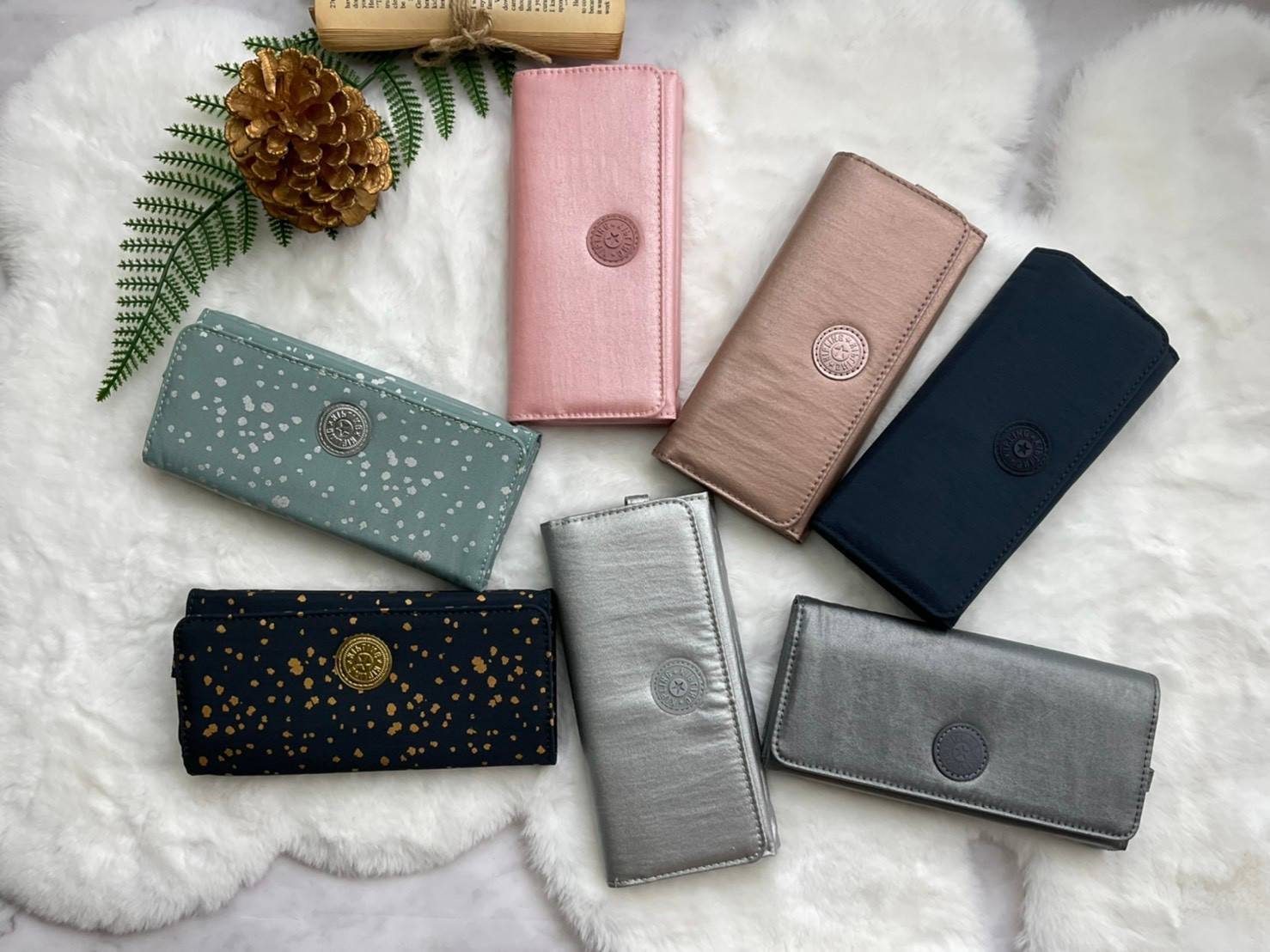 กระเป๋าสตางค์ยาว 3 พับตอน Kipling Brownie long tri-fold wallets กระเป๋าสตางค์ยาวแบบ3พับตอน วัสดุกันน้ำ เปิดปิดด้วยกระดุมแป๊ก มีช่องใส่ธนบัตรหลายช่อง ช่องเสียบการด์ได้ถึง13ช่องลายจุด และใส่รูปภาพได้อีก2ช่อง ช่องซิปใส่เหรียญ ช่องธนบัตร 3 ช่อง ที่จับหัวซิปปั