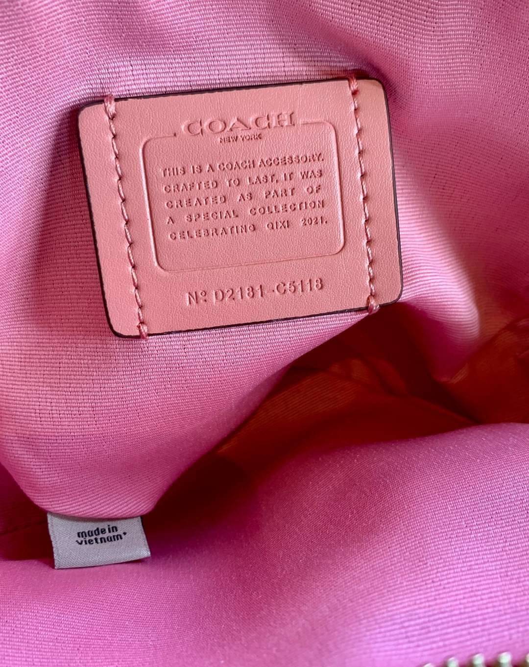 ต้อนรับวาเลนไทน์นี้ ❤️พร้อมส่งความรักหว๊านหว๊านค่ะ❤️ COACH HEART CROSSBODY BAG ((C5118//C5119)) 💥Limited edition หลงรักแน่นอน💋 พร้อมส่งที่ไทยก่อนใครวันนี้!