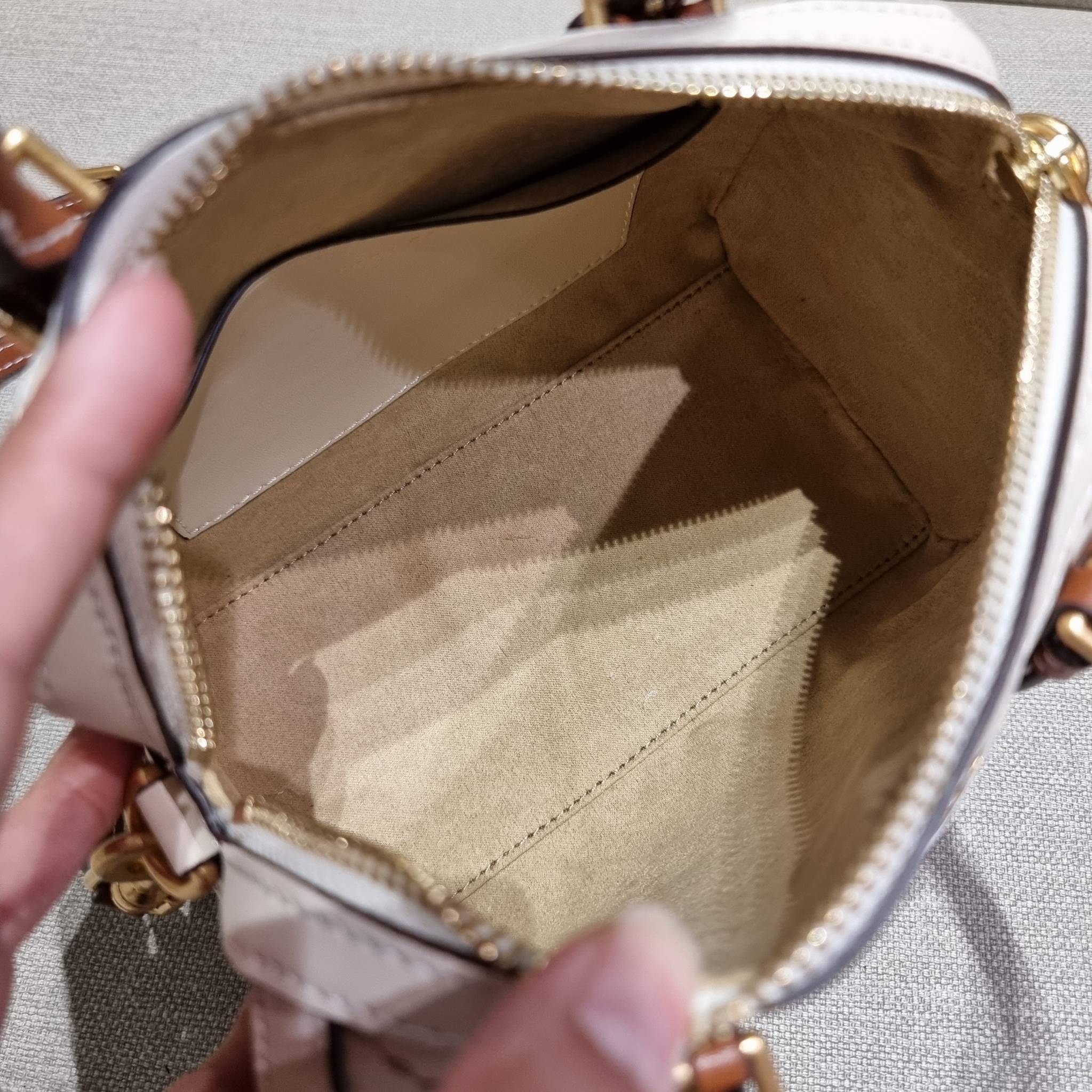 TORY BURCH T MONOGRAM MINI EMBOSSED WINE BUCKET BAG คอลเลคชั่นใหม่ กับกระเป๋าสะพายทรงยอดนิยม ในไซส์มินิ ดีไซน์ใหม่ล่าสุด สวยลูกคุณหนู หรูหรา!! ด้วยดีเทลผิวลายนูนลวดลายเอกลักษณ์ วัสดุหนังแท้ มีหูจับในตัว สีโทนอุ่นขับผิว สะดวกใช้ไปอีก และมีสายสะพายข้าง ปรับ