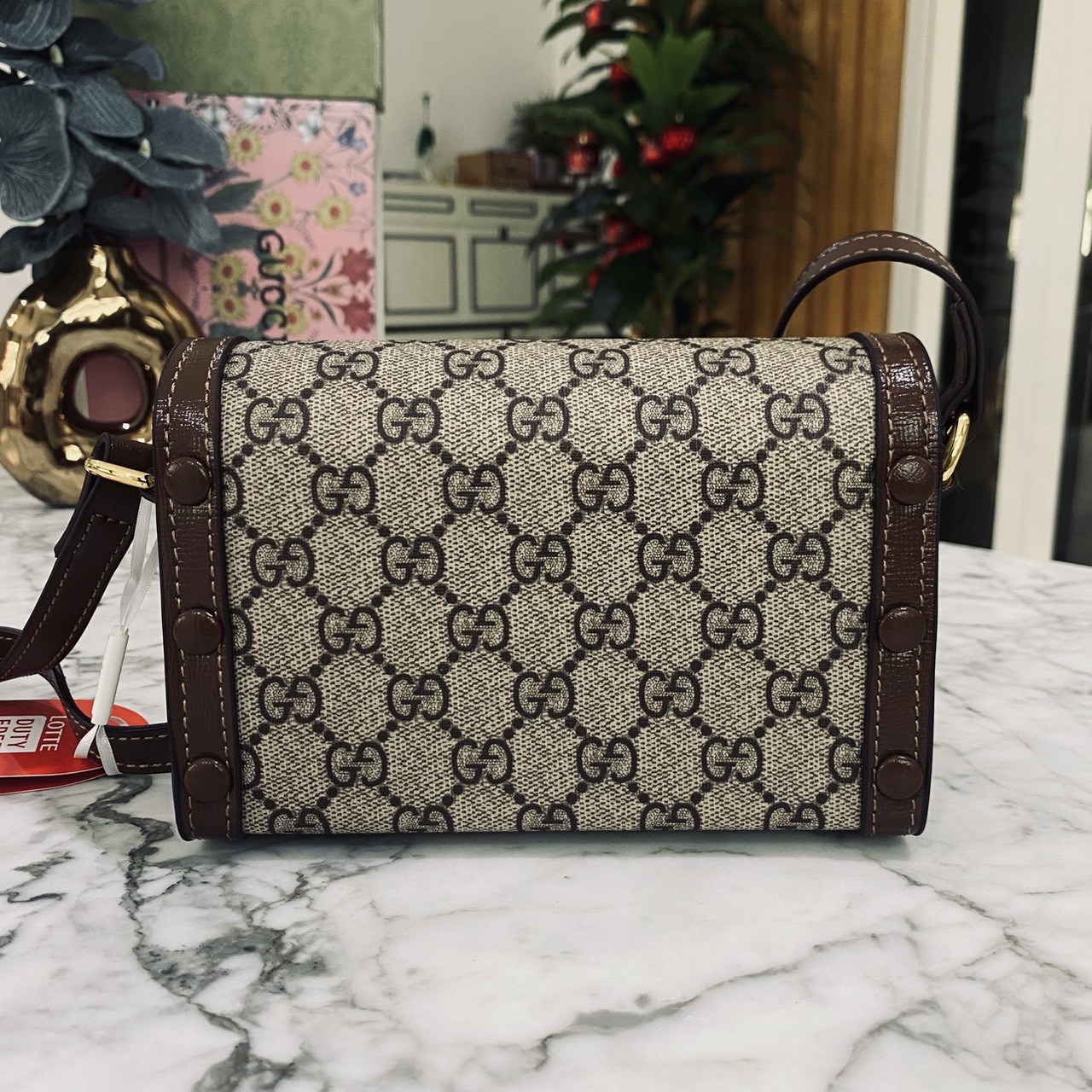 GUCCI Horsebit 1955 Mini Bag กระเป๋าสะพายทรงกล่องสวยอยู่ทรง ใส่โทรศัพท์หรือของใช้เล็กน้อยได้อย่างคล่องตัว แฝงความหรูราคาดีงามจัดมาให้พร้อม box set เป็นใบที่จะหยิบใช้ได้บ่อยๆ ด้วยขนาดกำลังดีใบนี้เอาอยู่เลยค่ะ