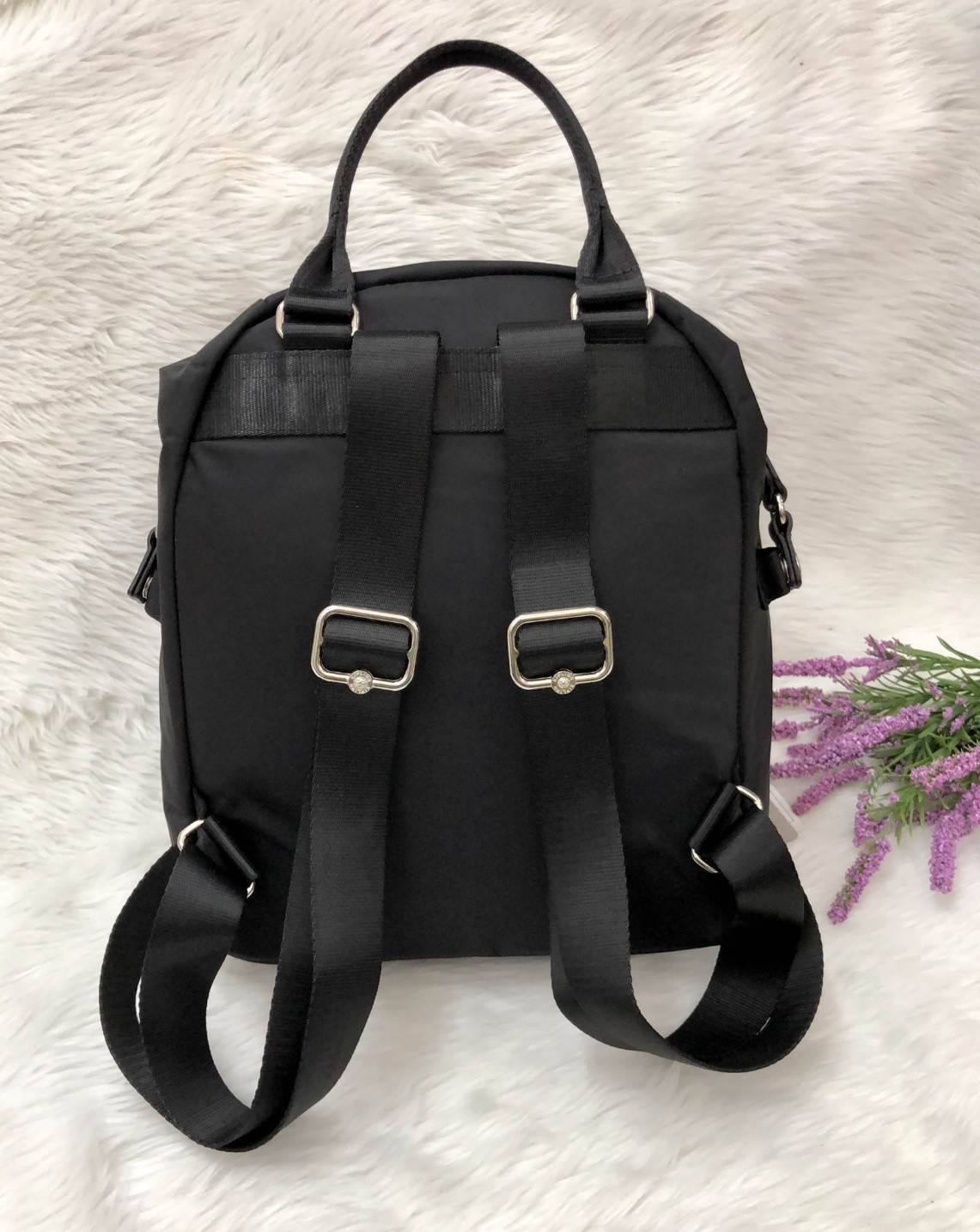 🎄Kipling Naleb Backpack 2018 พร้อมส่งความน่ารัก กระเป๋าเป้ดีไซน์เก๋ตามแบบฉบับแบรนด์ดัง วัสดุไนล่อน ฐานบุฟองน้ำอยู่ทรงสวยน่าใช้มากค่ะ ด้านหน้ามีช่องซิปขนาดกลาง ใส่มือถือหรือของจุกจิกอื่นๆได้ค่ะ เปิดปิดช่องหลักแบบซิป ภายในโล่งกว้าง ใส่ของจุดจิกระหว่